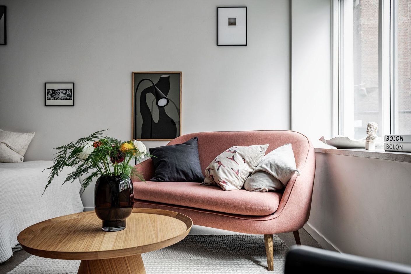 Naturlig vardagsrumsdel med plats för en tv-hörna