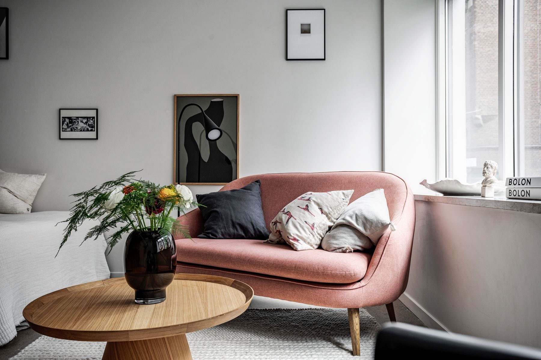 Naturlig vardagsrumsdel med plats för en tv-hörna