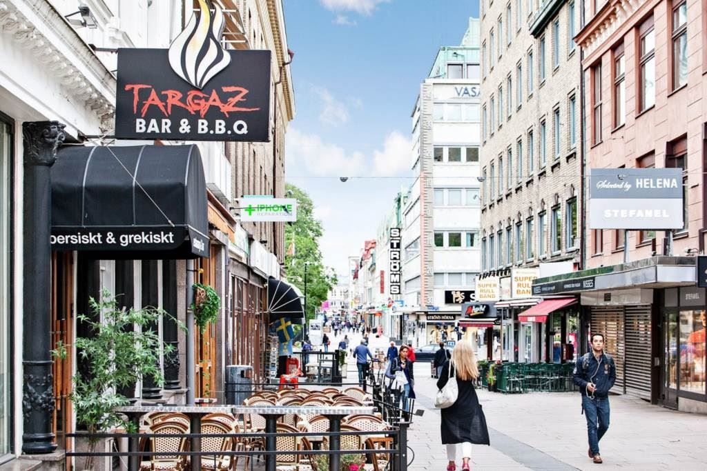 Shopping och restauranger runt hörnet