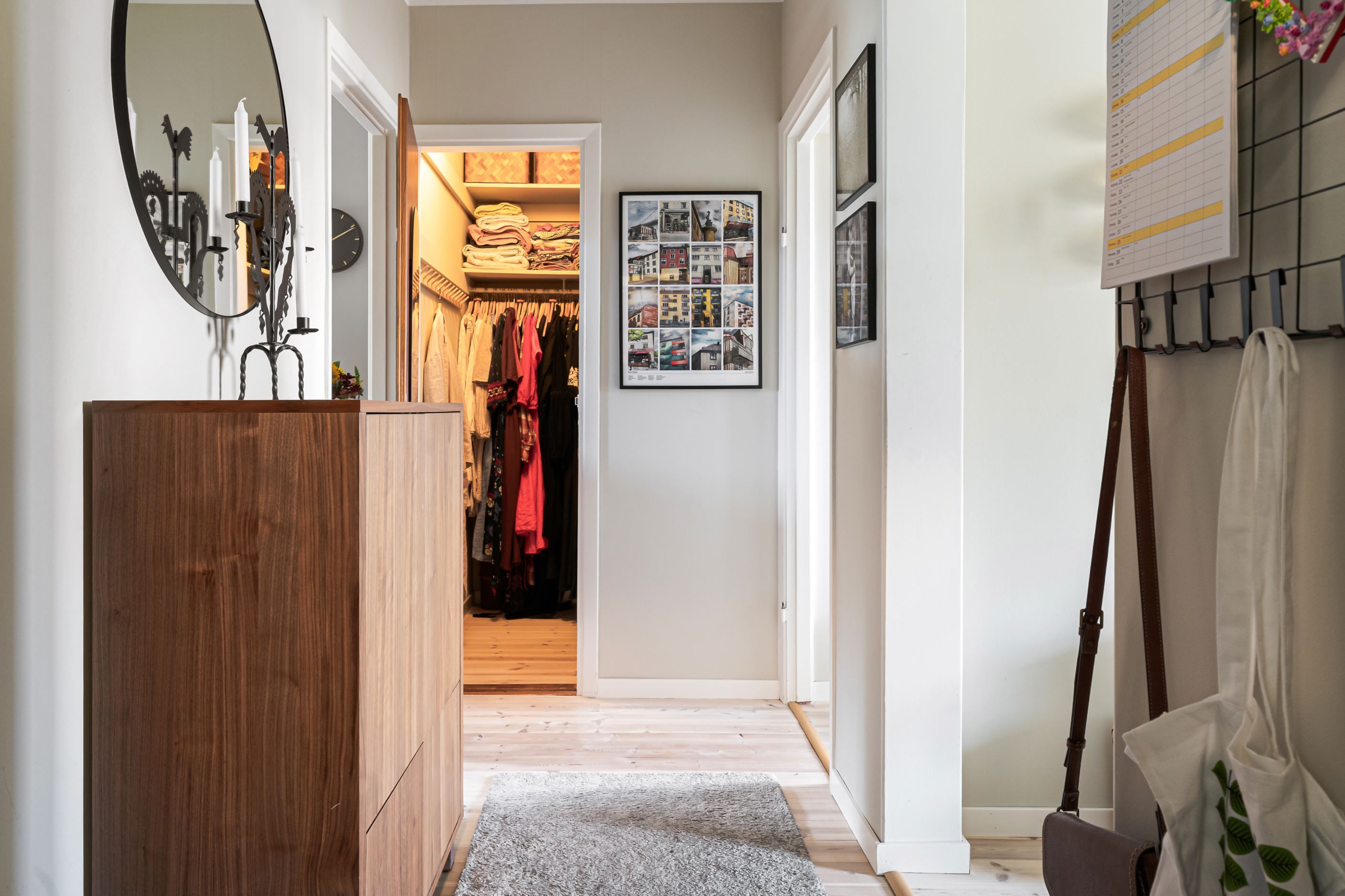 Hall med två garderober samt rymlig klädkammare