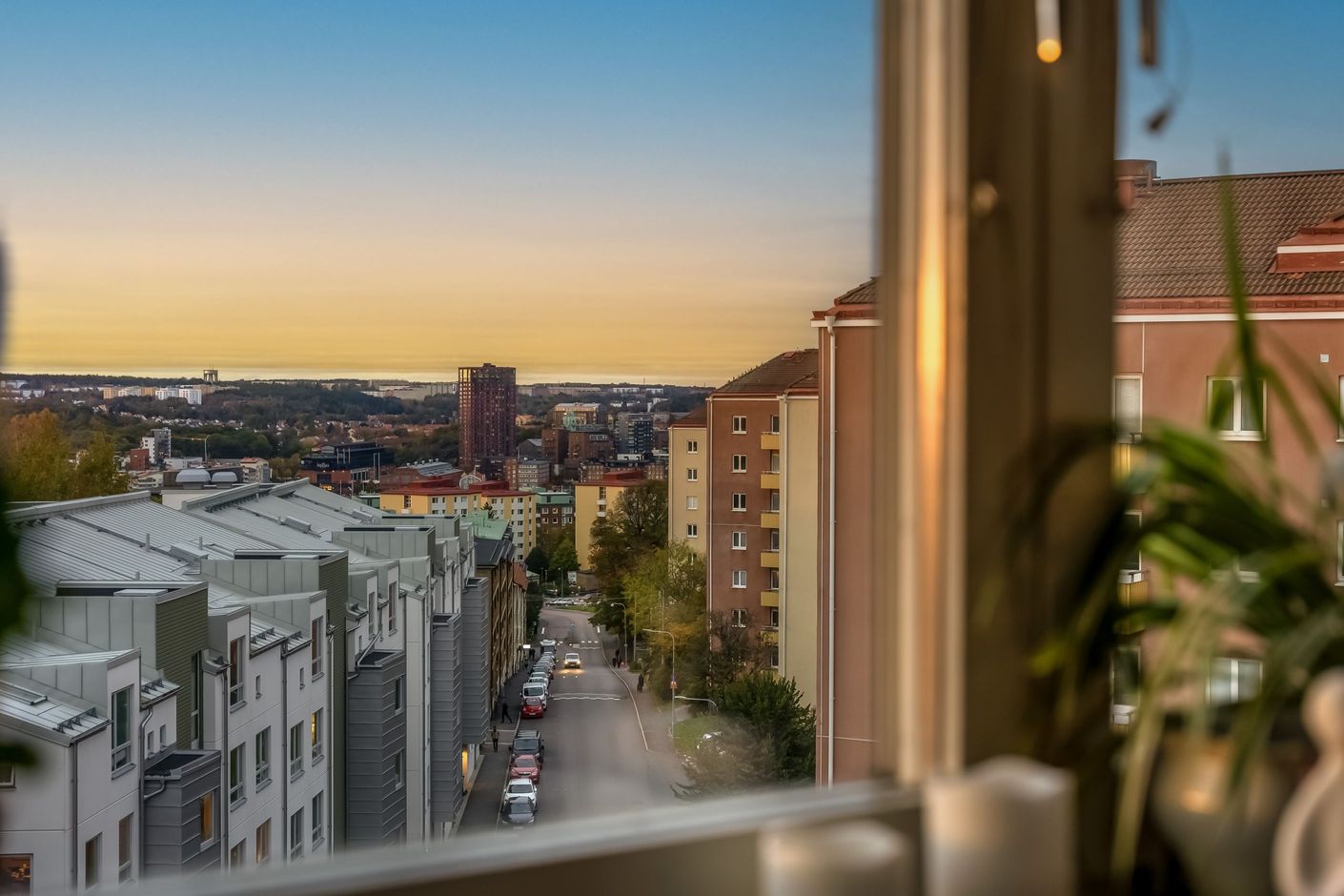 Utsikt ner mot Kabelgatan och nya Hotell Draken
