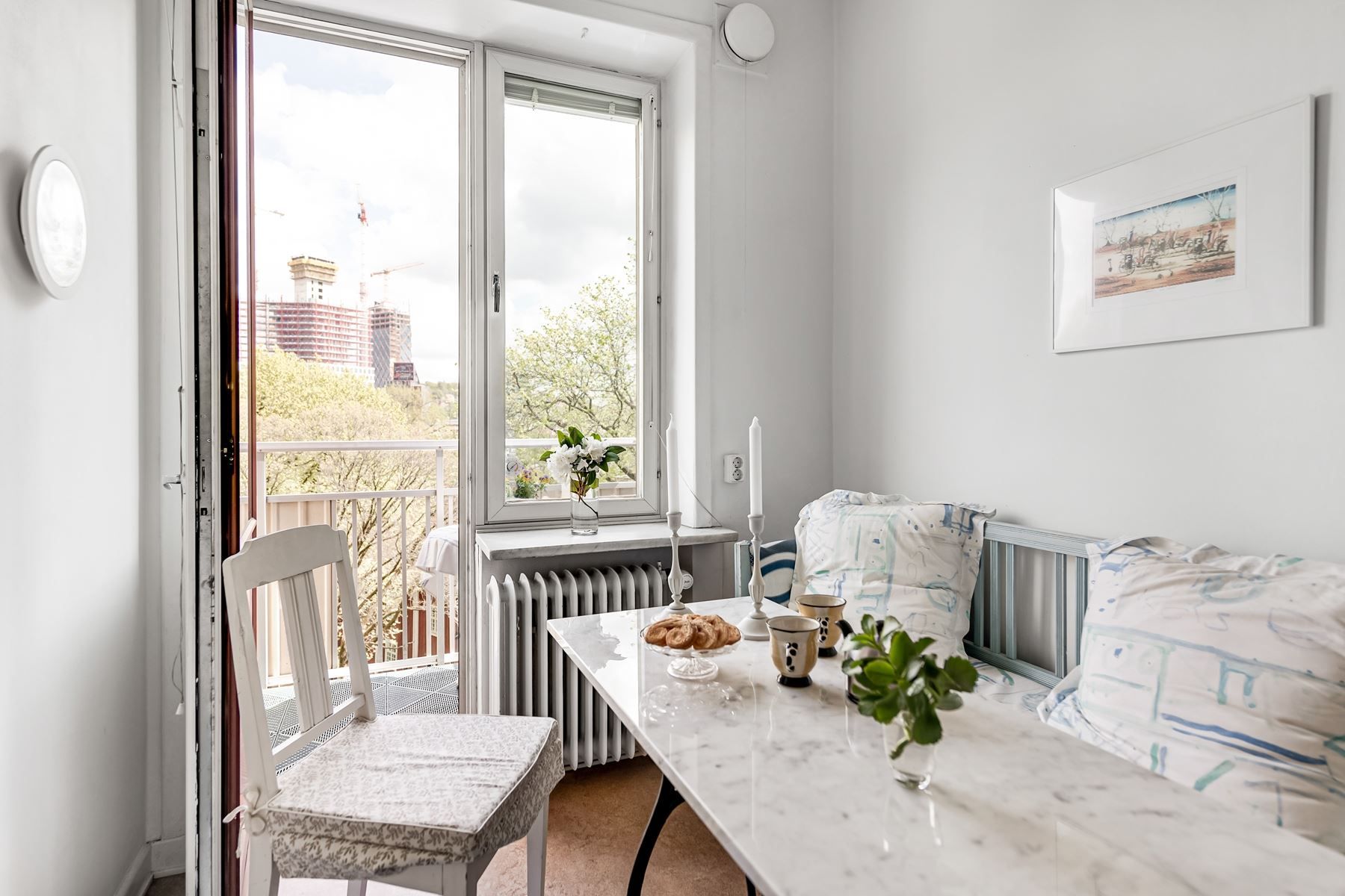 Mysigt kök med gott om utrymme för en matplats