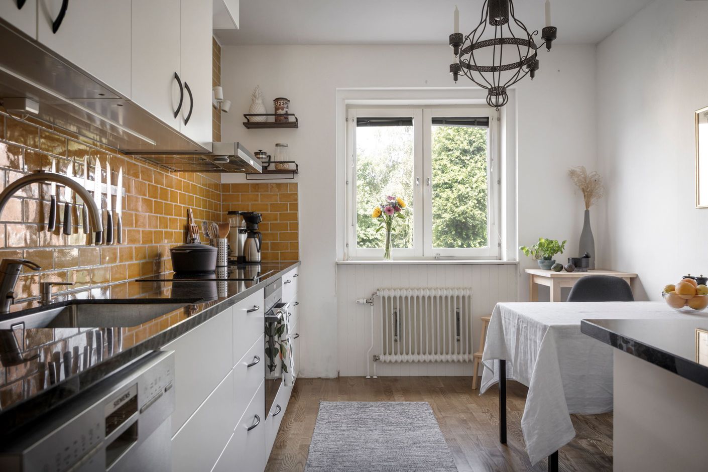 Väldisponerat kök med diskmaskin och induktionshäll