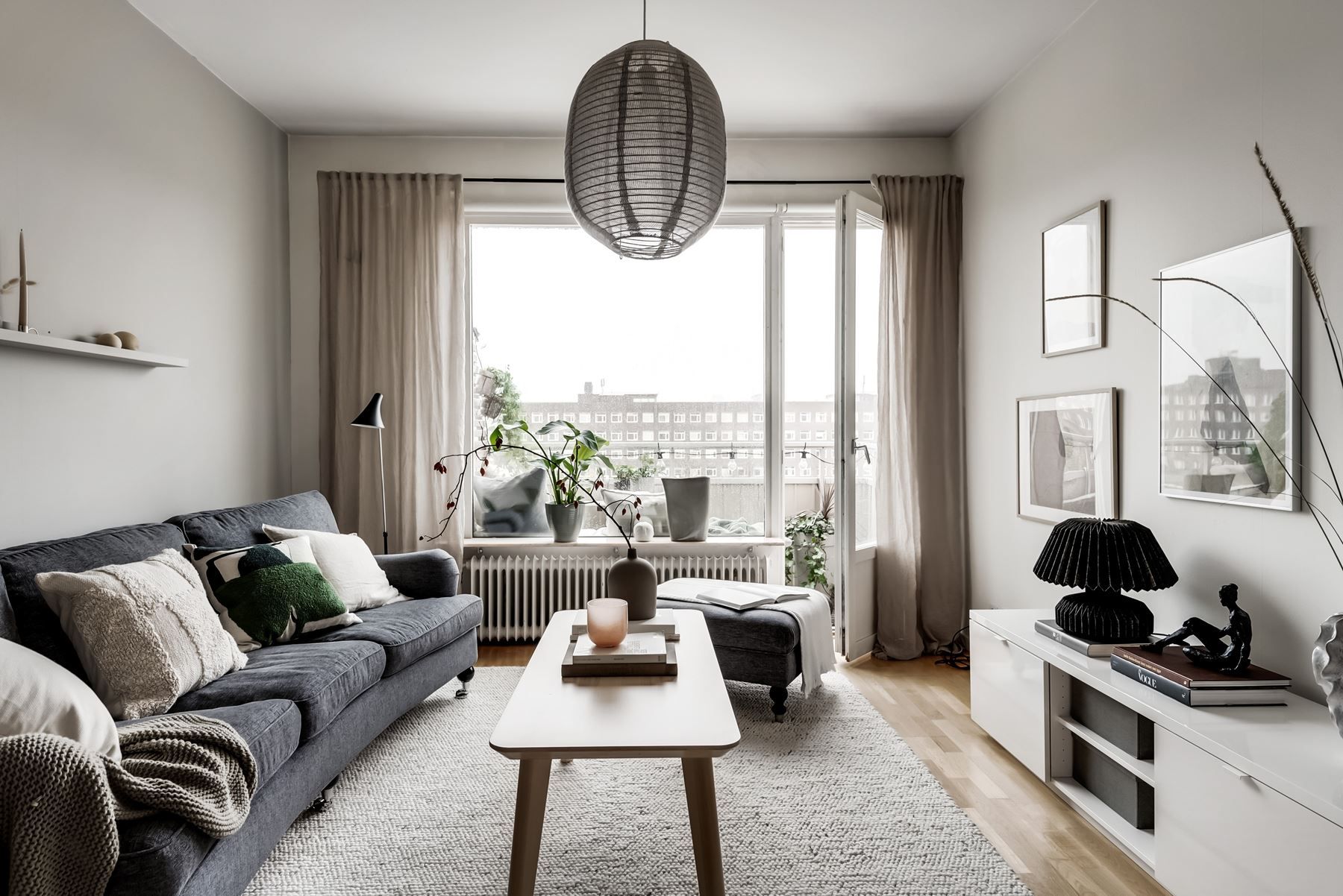 Stort och ljust vardagsrum med gott om plats för soffgruppen