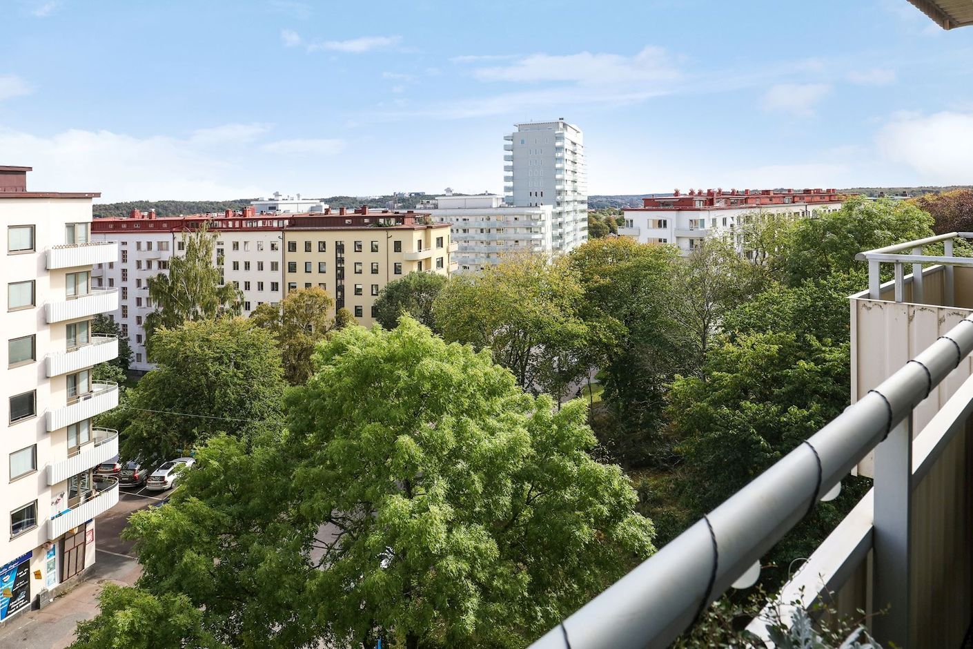 Utsikt från lägenhetens andra balkong