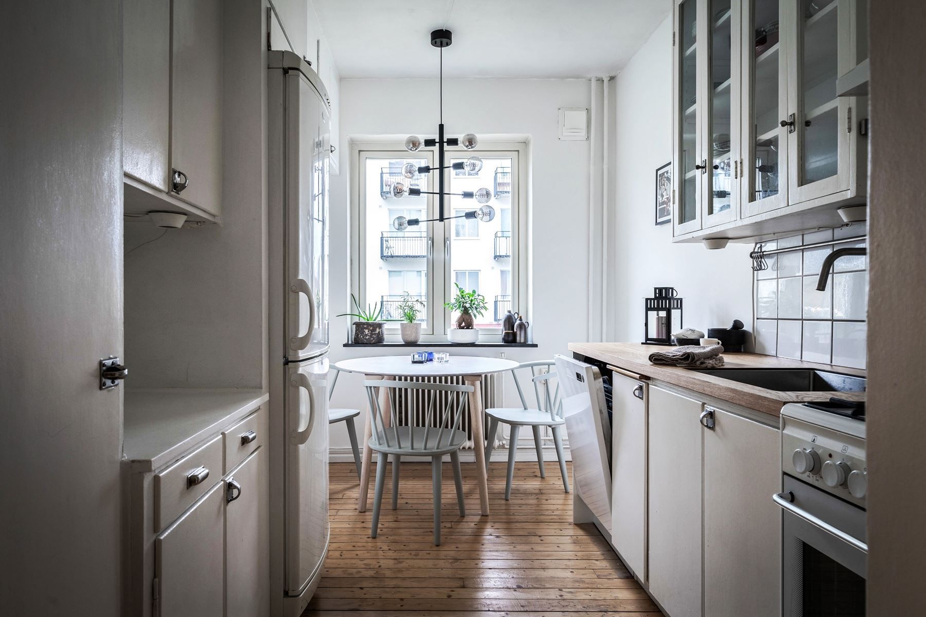 Mysigt kök med flera originaldetaljer samt diskmaskin