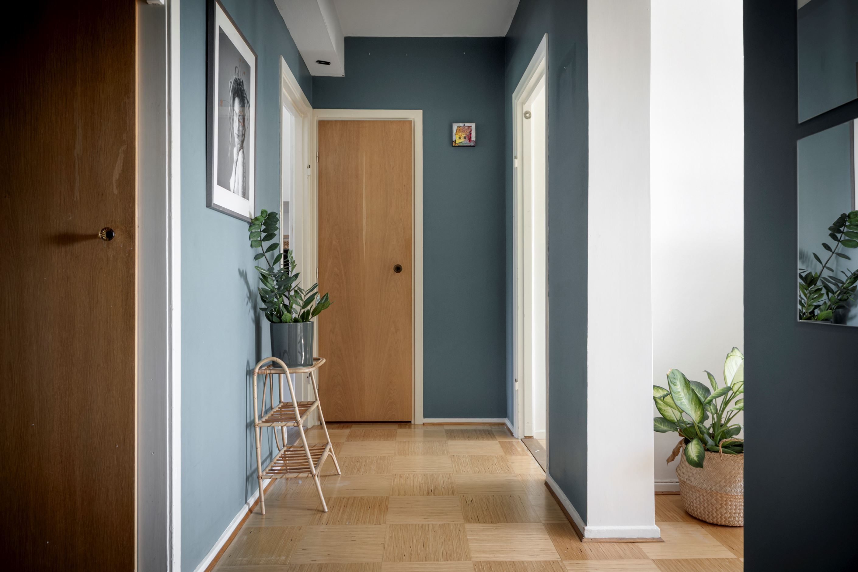 Hall med rymlig två garderober samt klädkammare