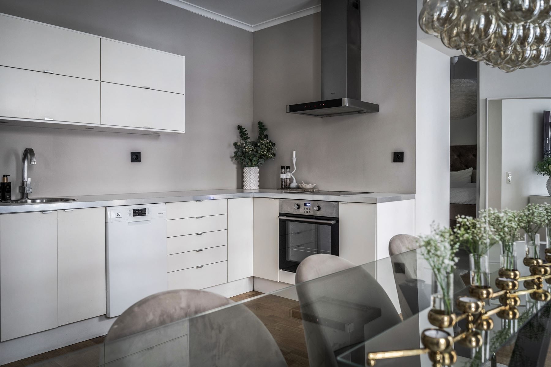 Snyggt och fräscht kök som sattes in av föreningen när bostadens byggdes