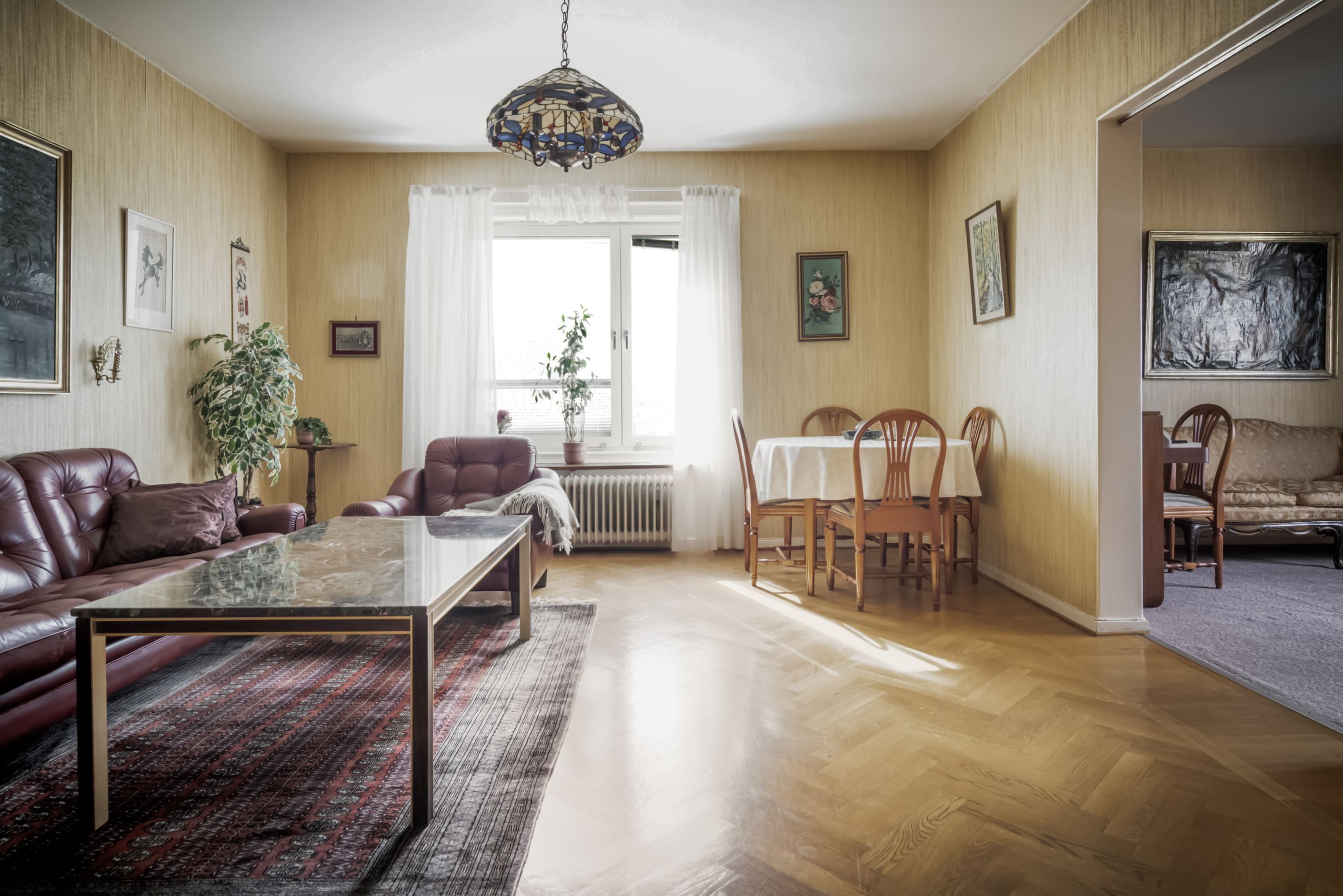 Vardagsrum met stort fönsterparti