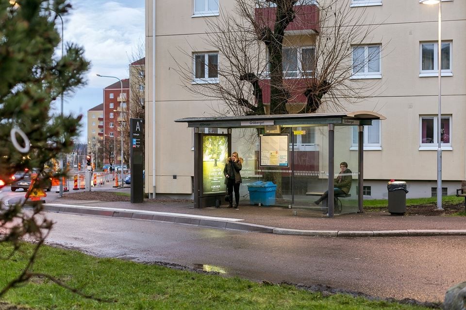 Busshållplats runt hörnet