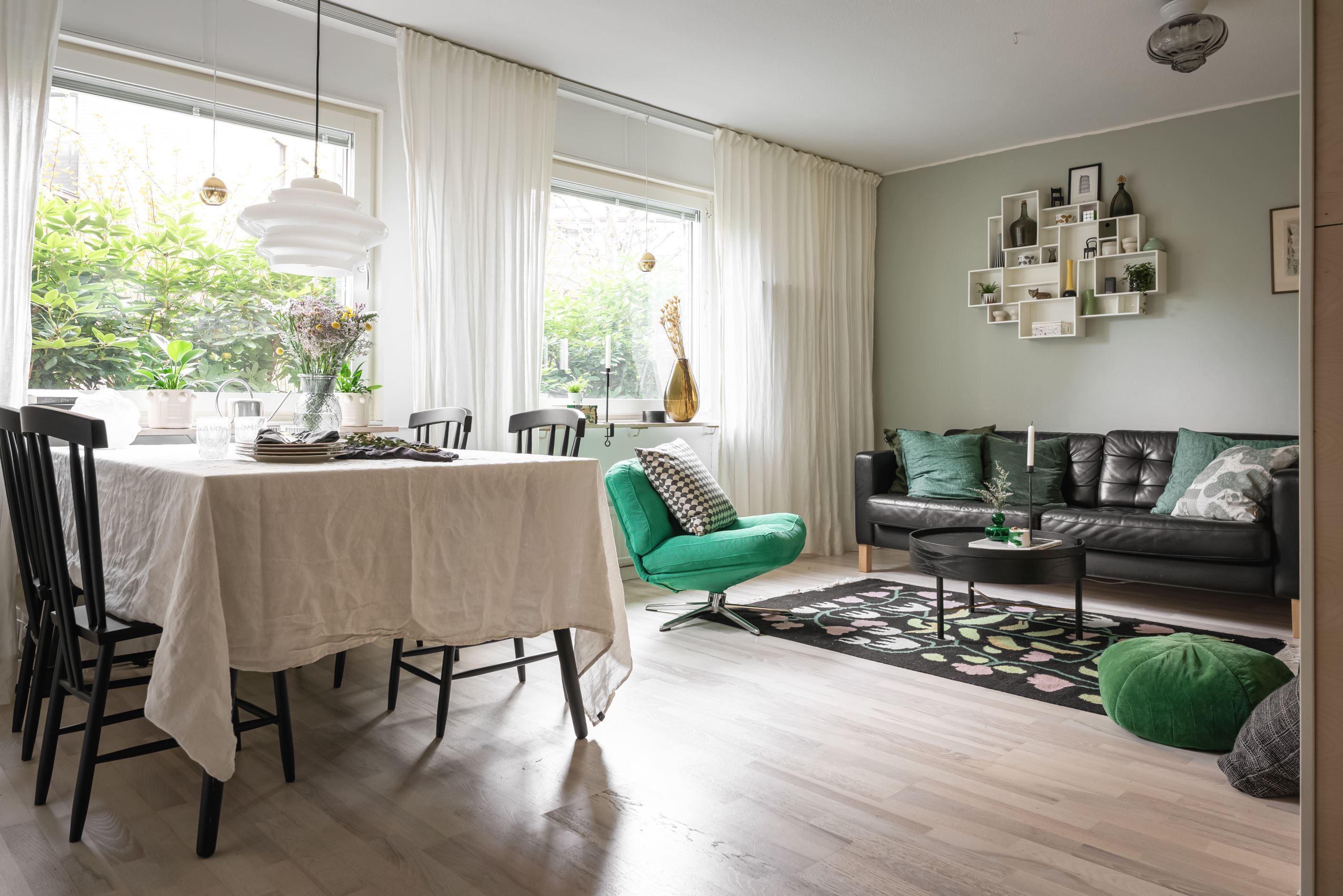 Plats för matsalsbord och soffa