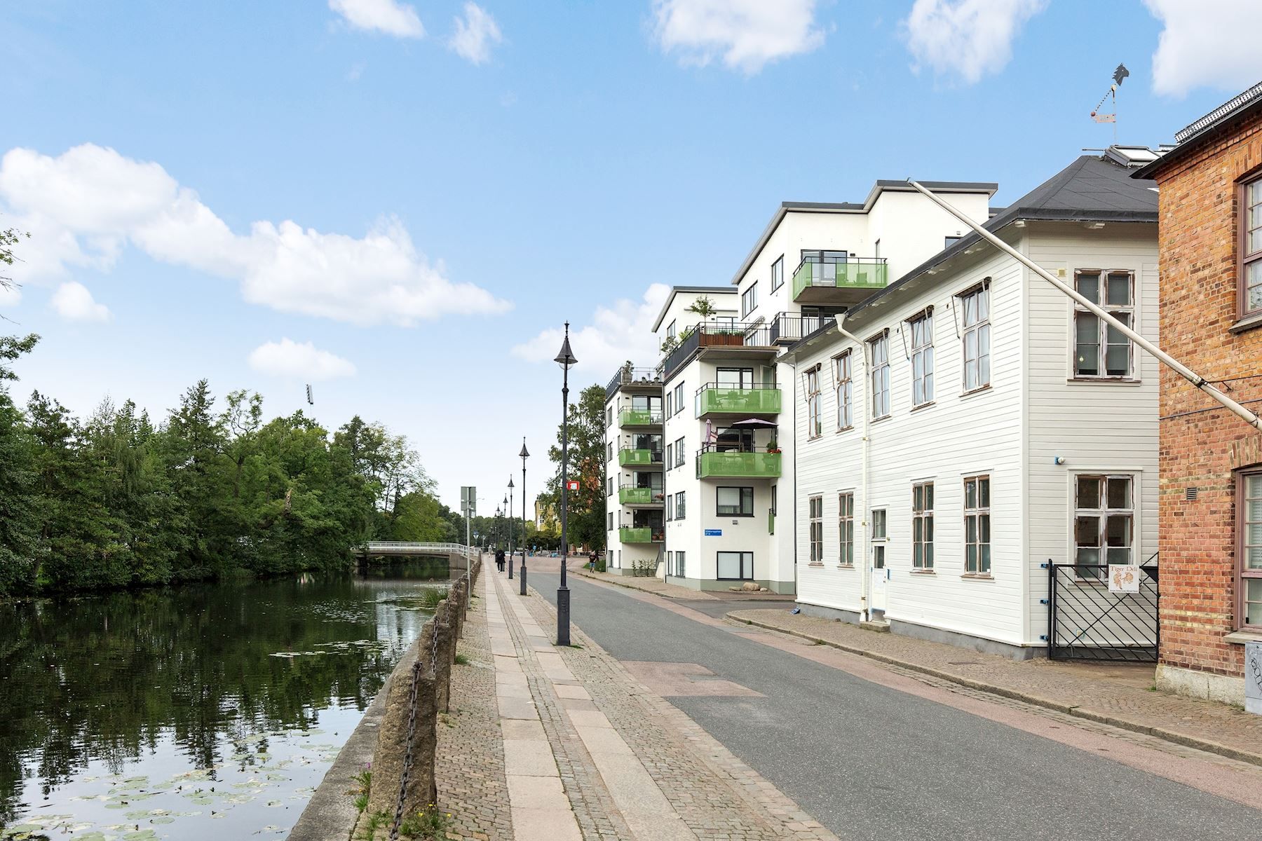 Ligger precis vid ån.