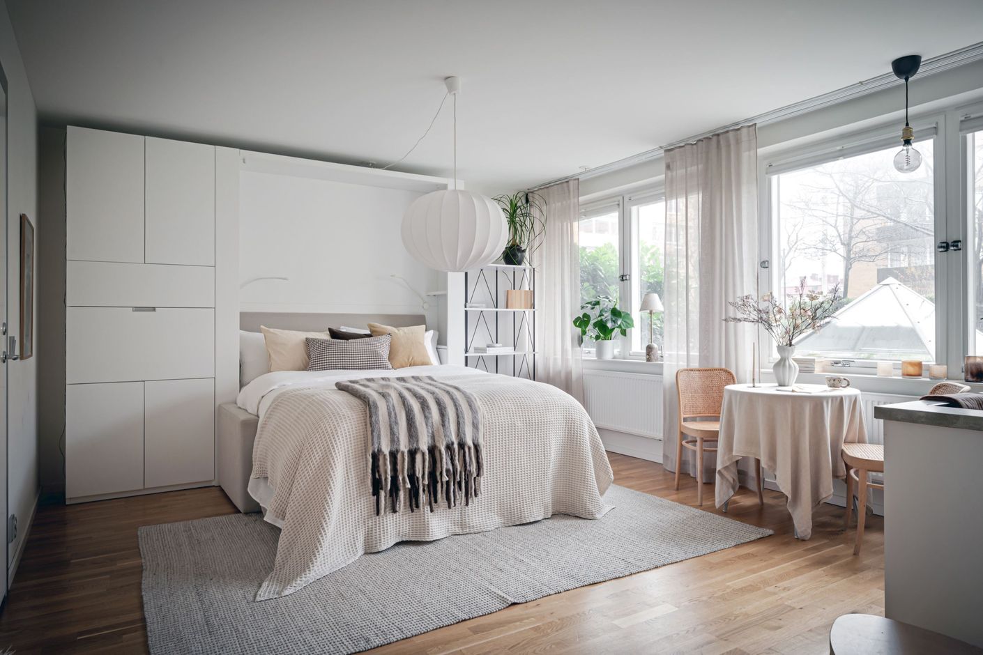 Praktisk sängmöbel som fälls upp och ner efter behöv