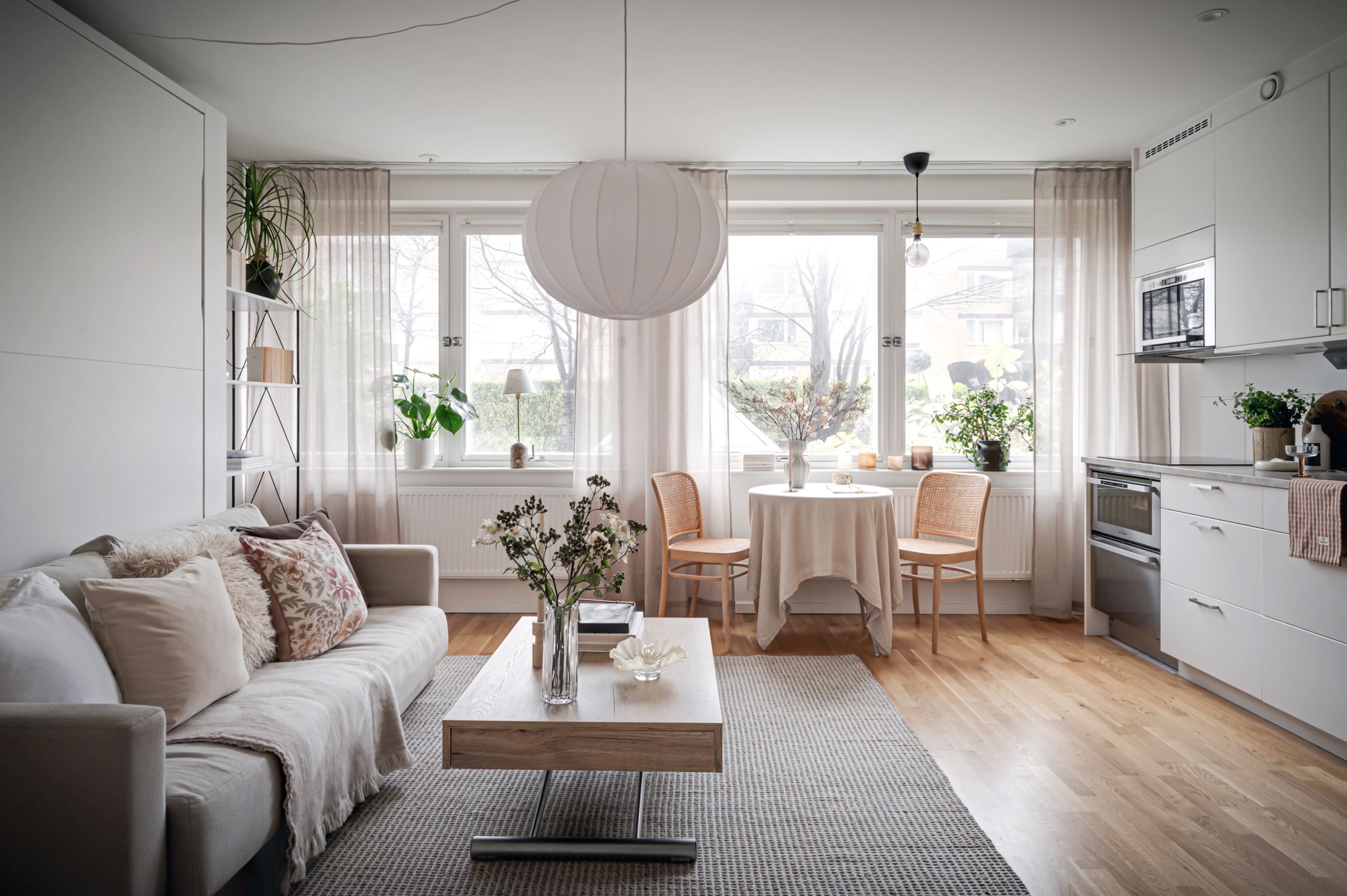 Fönsterparti längs hela väggen gör att ljuset flödar