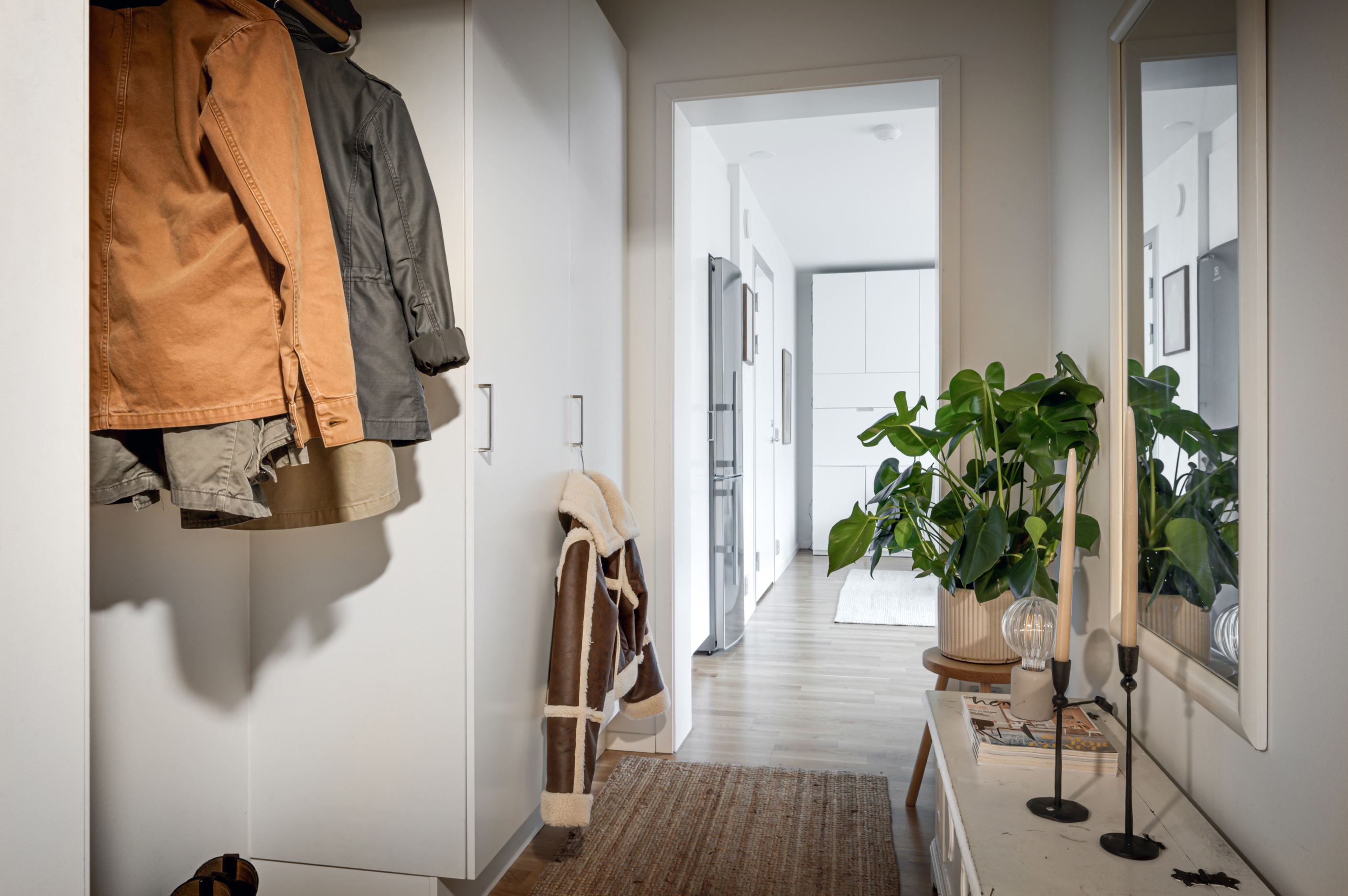 Hall med säkerhetsdörr och bra förvaring