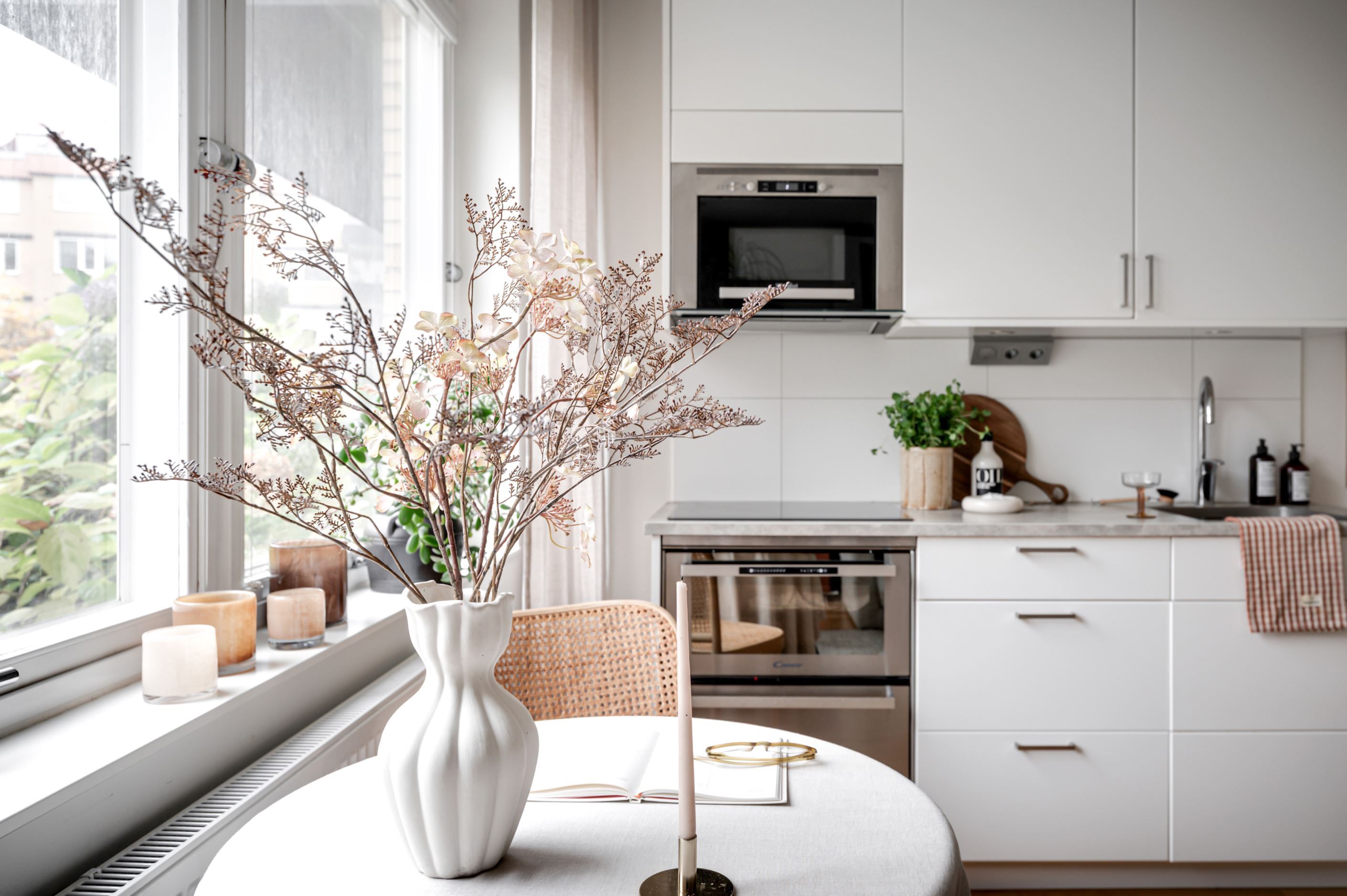 Kök med induktionshäll samt bra plats för matbord.