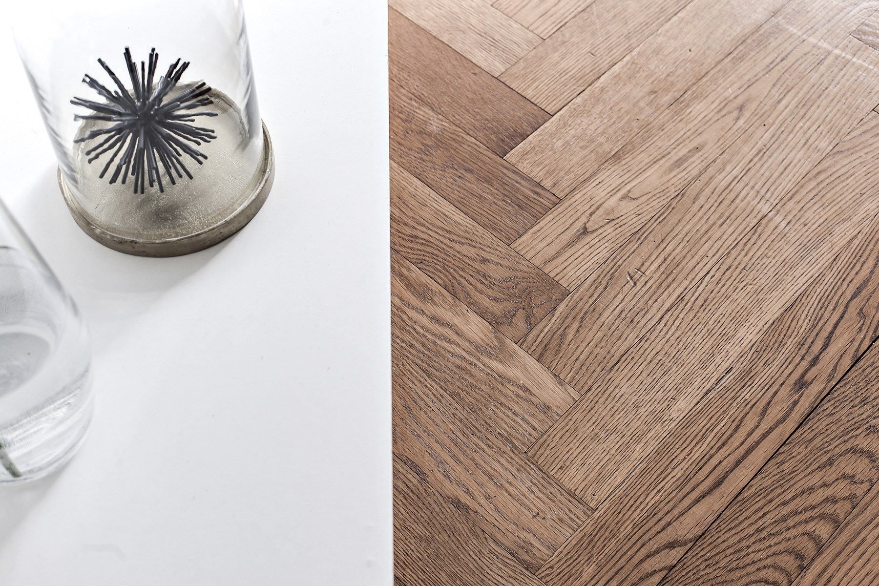 Fiskbensparkett i vardagsrummet