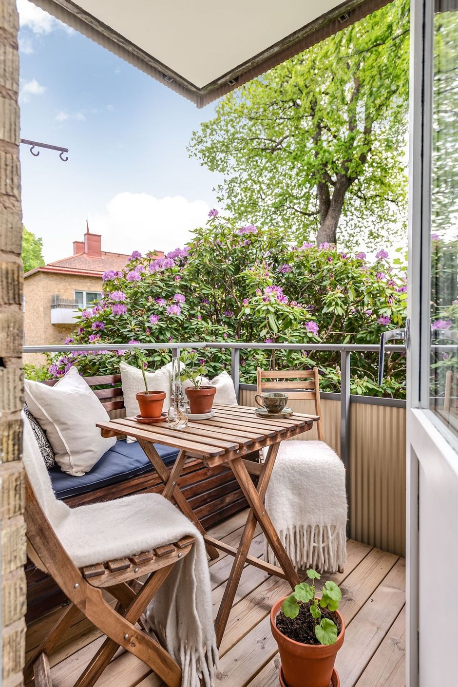 Härlig balkong mot föreningens lummiga innergård, söderläge