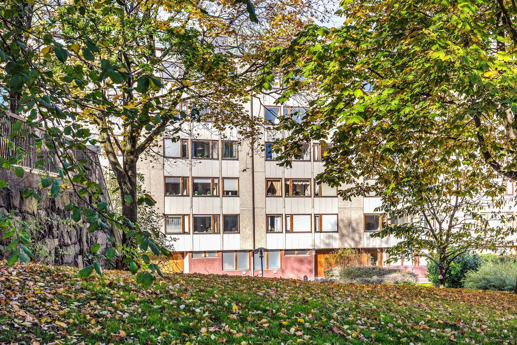Grönskande innergård hör uppe på Otterhällan
