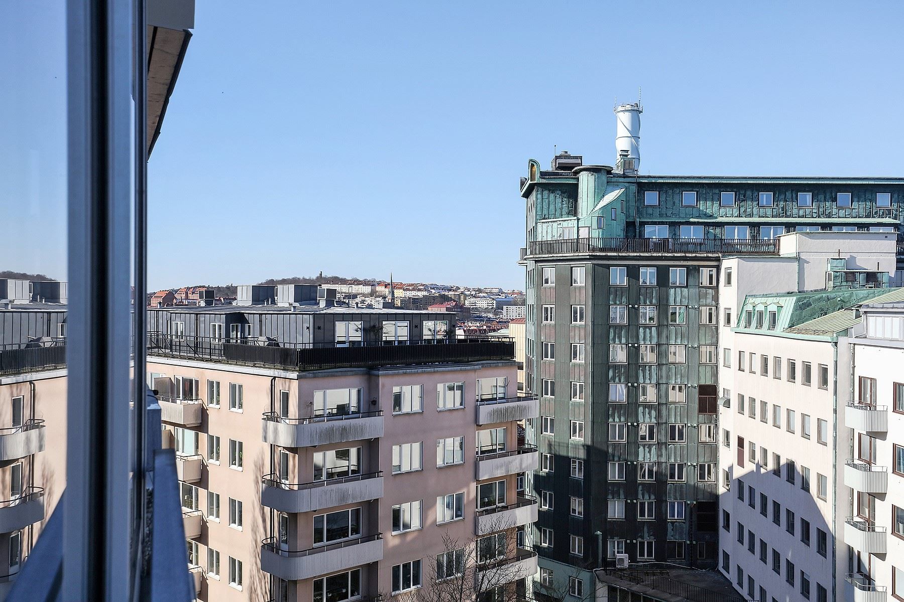 Utsikten till vänster från lägenhetens balkong