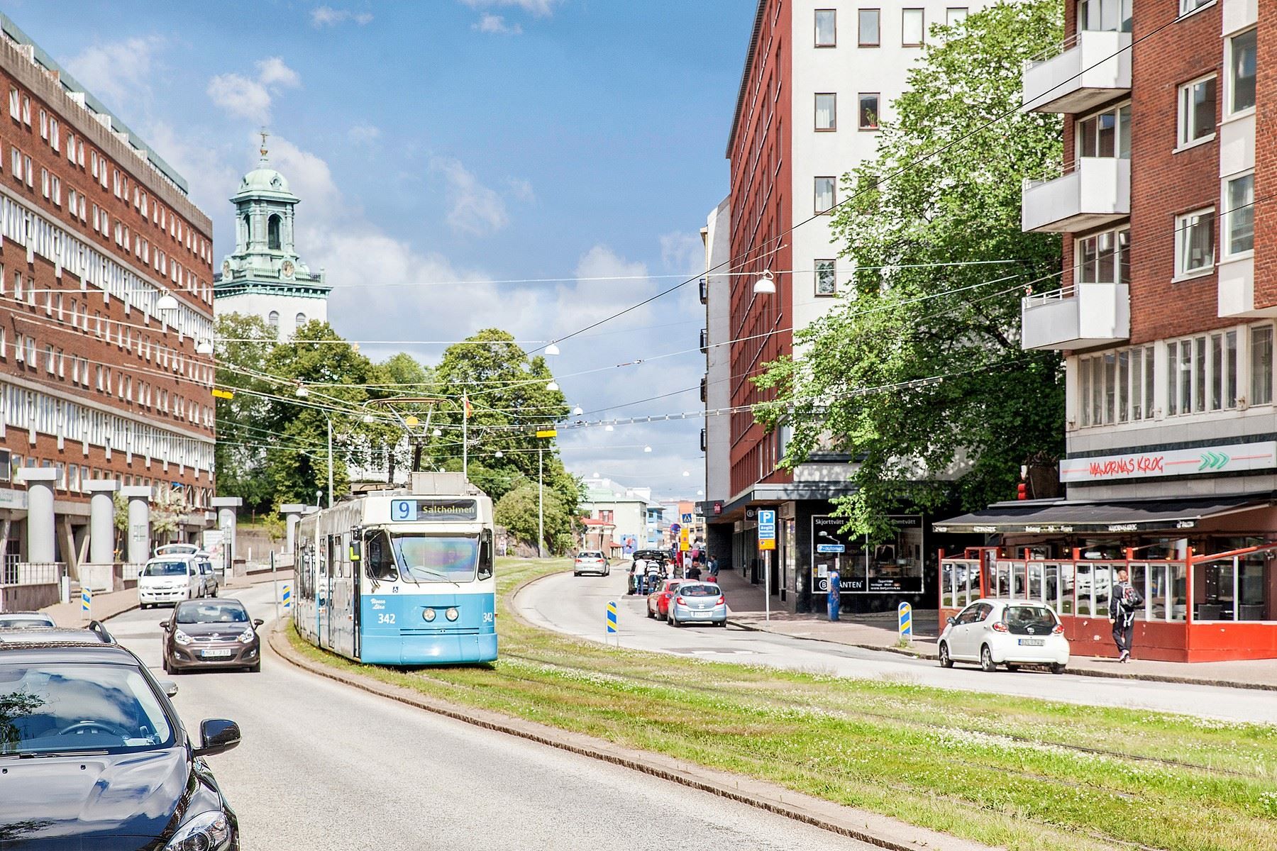 Chapmans Torg med butiker och kollektivtrafik