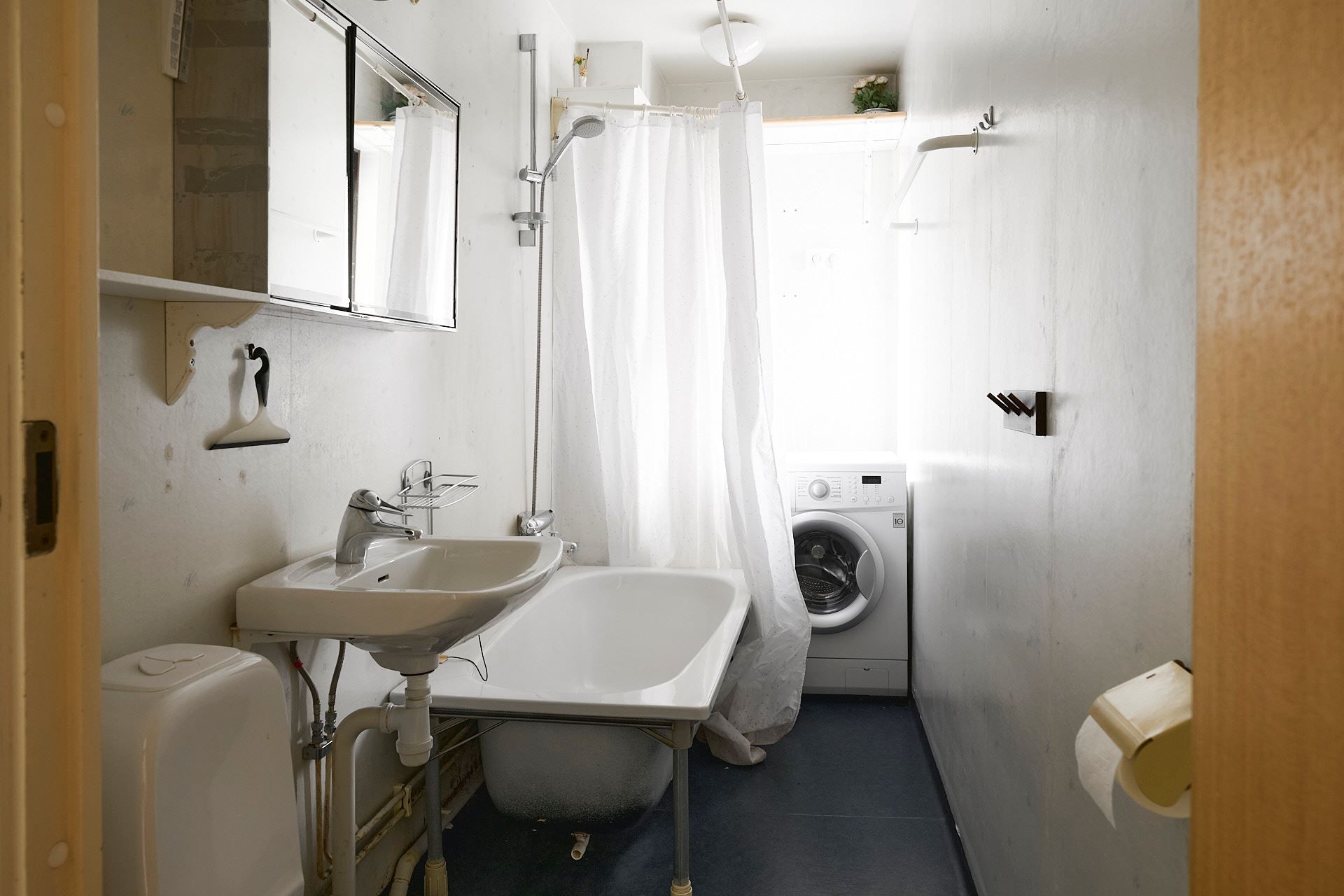 Badrum med tvättmaskin