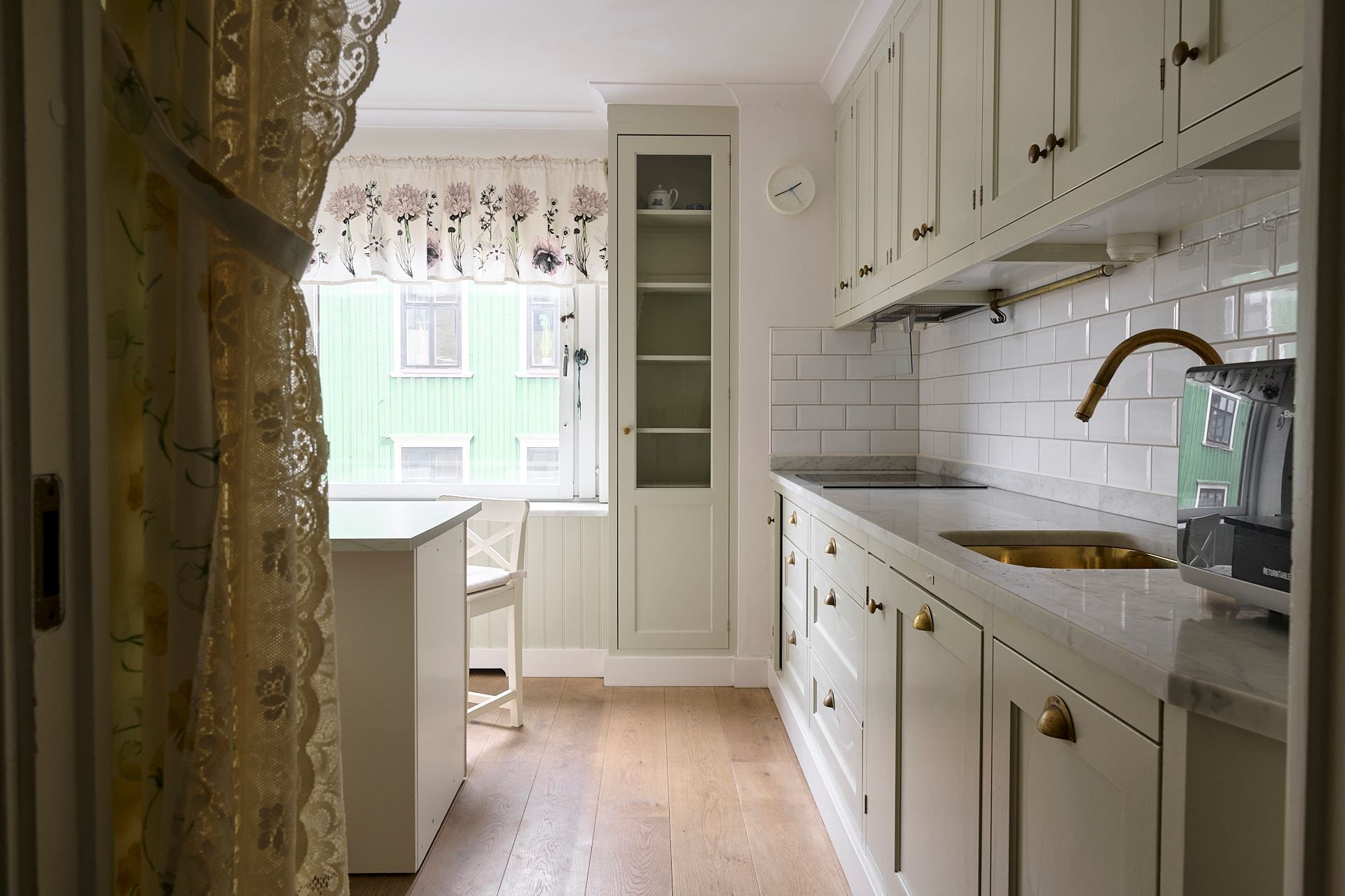 Väldisponerat kök med köksö