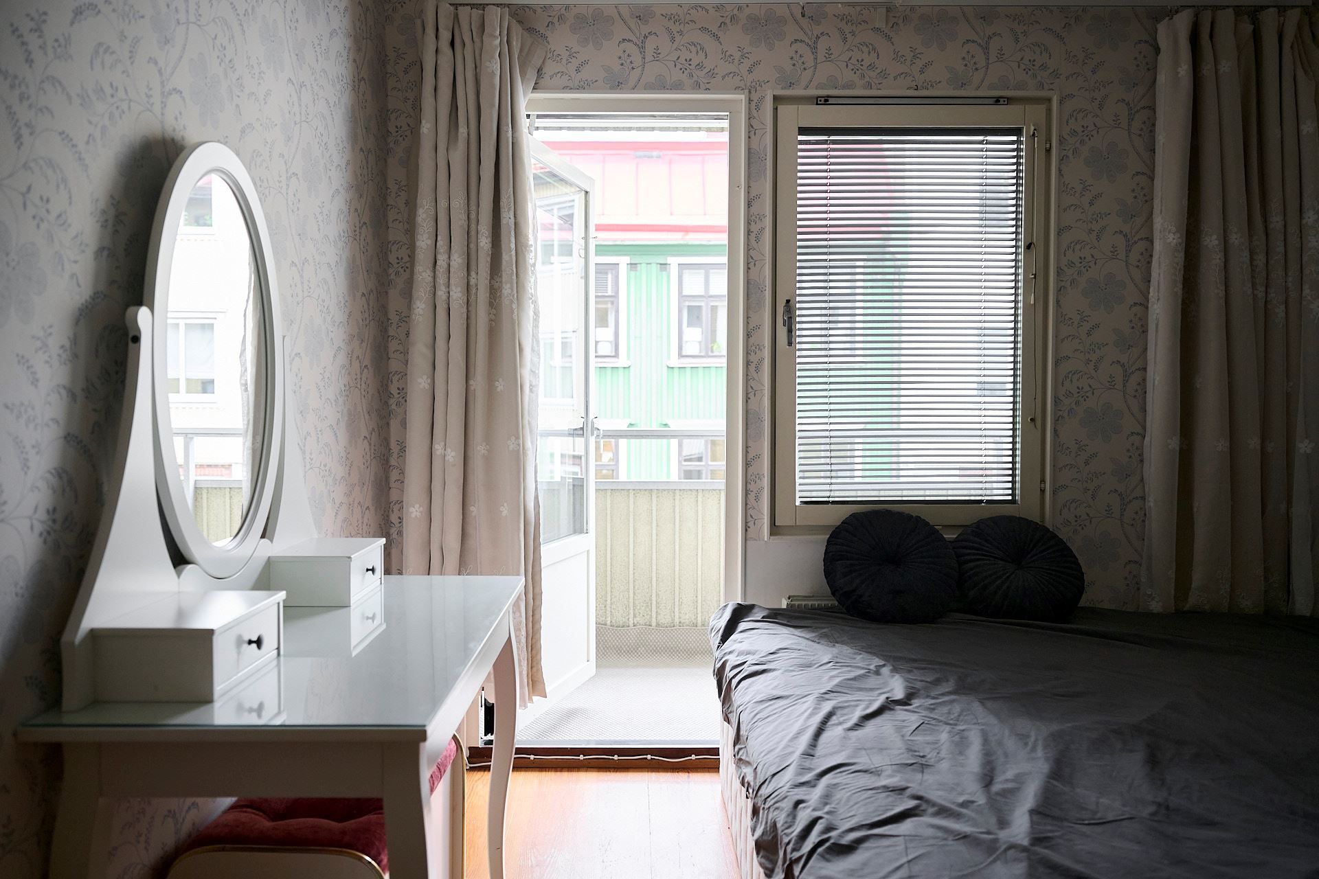 Sovrum med plats för dubbelsäng samt skrivbord