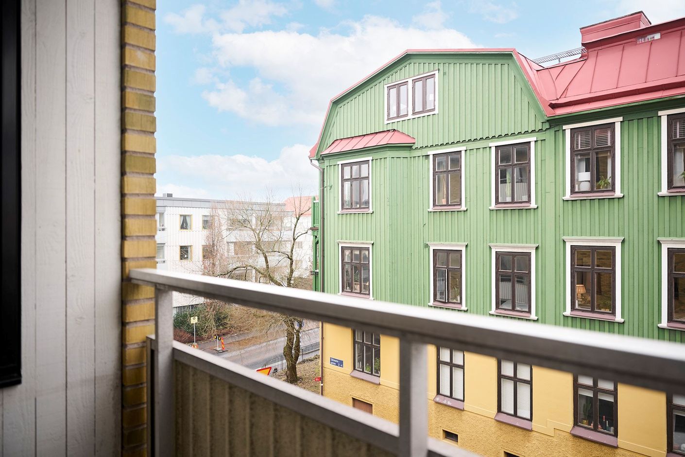 Utsikt mot de trevliga grannfastigheterna