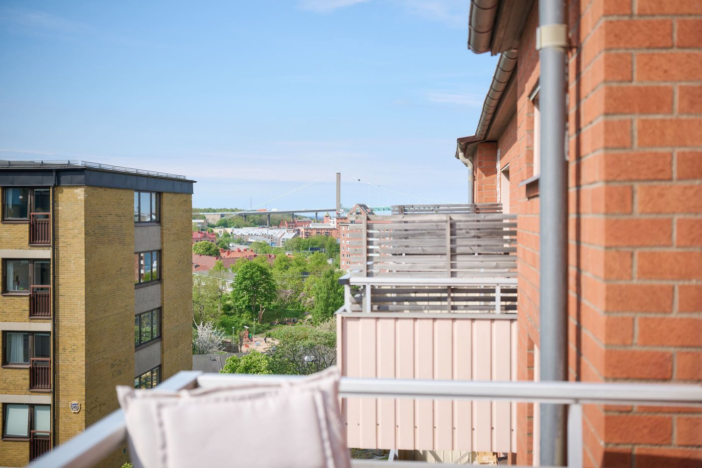 Strålande utsikt från balkongen