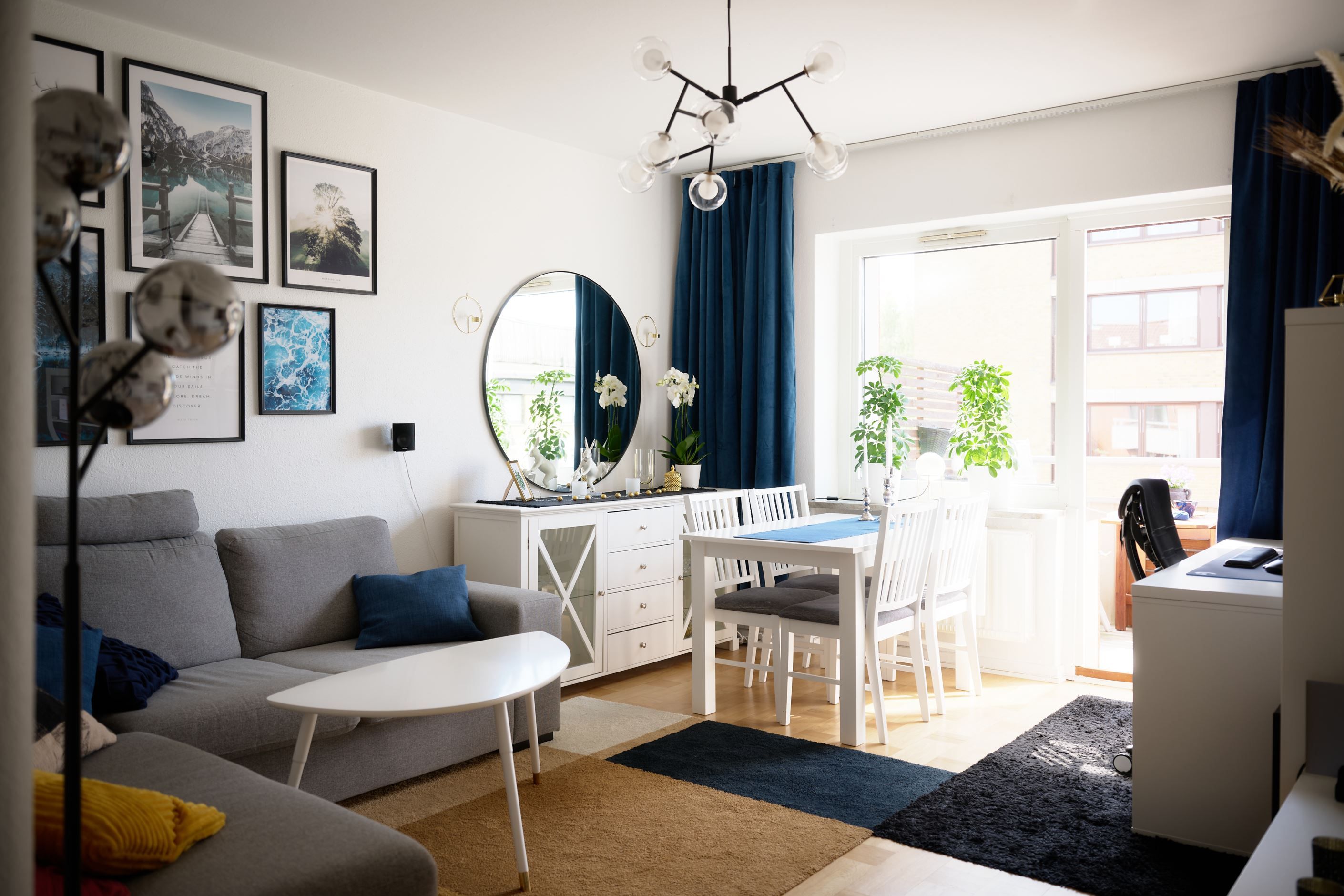 Vardagsrum med plats för soffa och matsalsbord