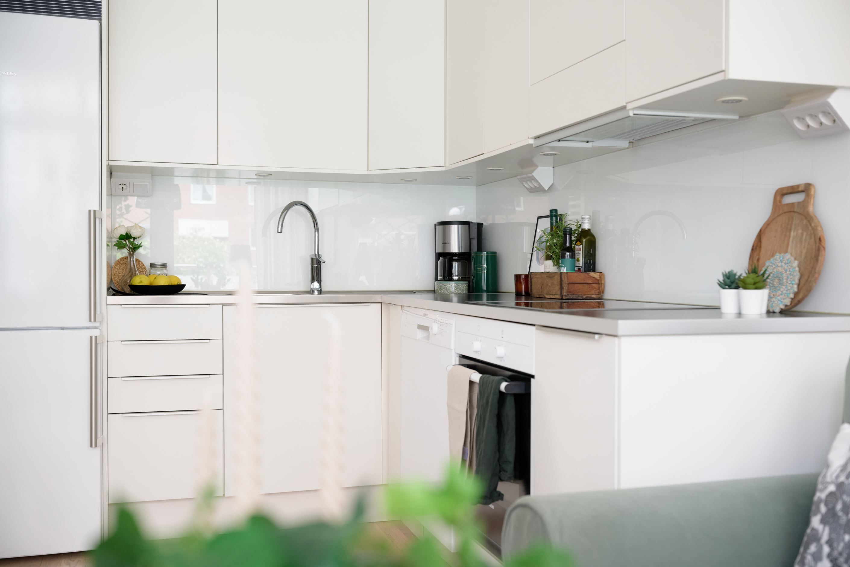 Väldisponerat kök med induktionshäll och diskmaskin