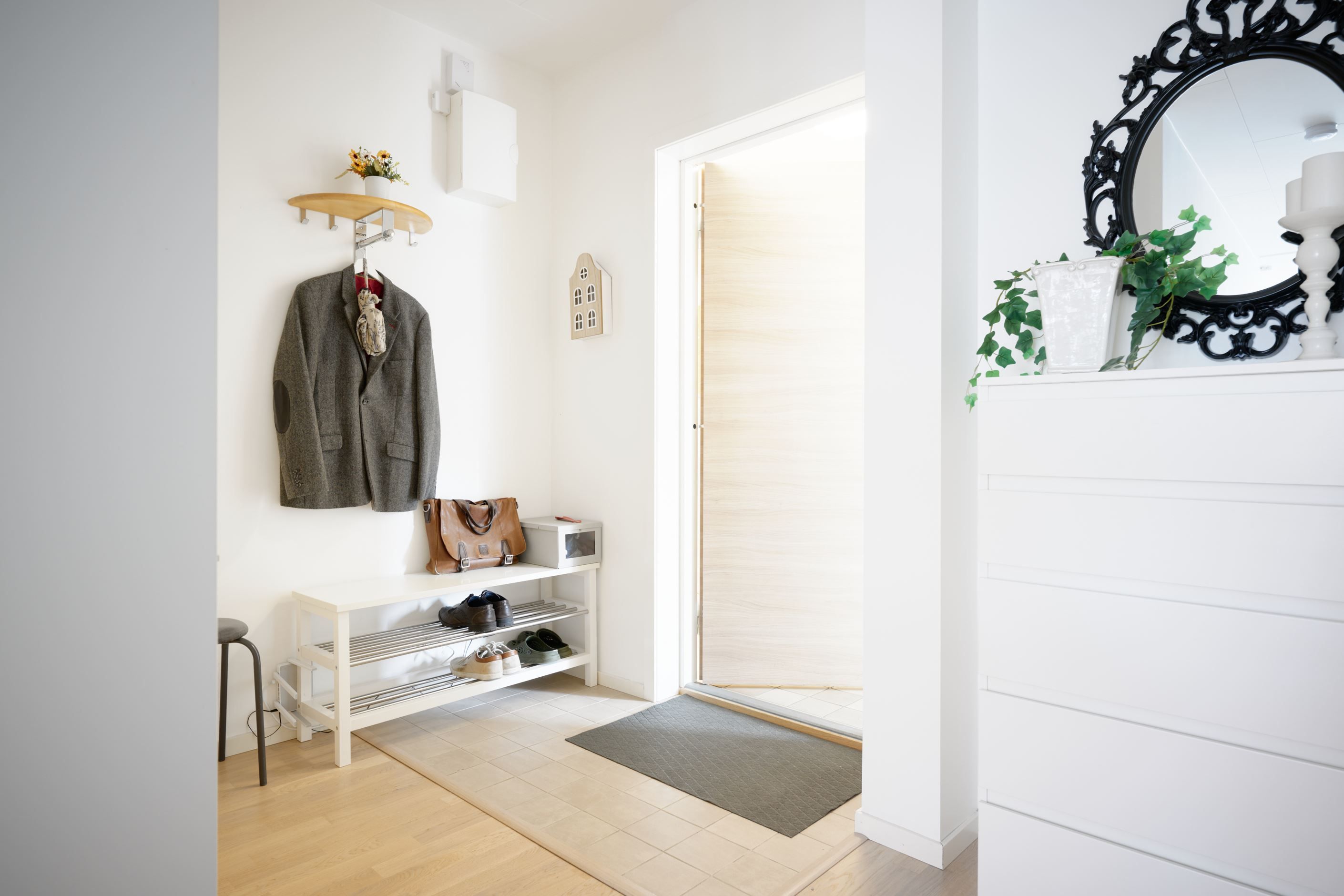 Rymlig hall med klinkers och bra förvaring