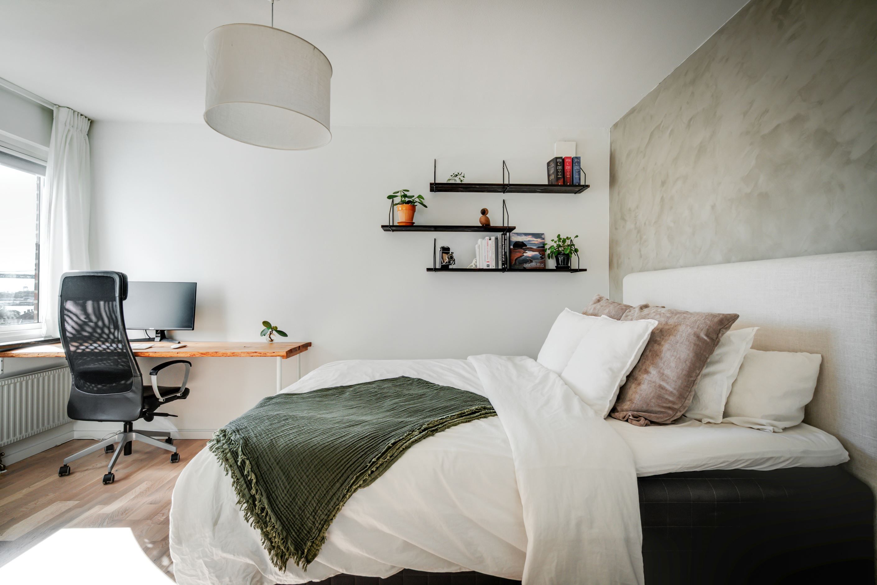 Rofyllt sovrum med plats för dubbelsäng
