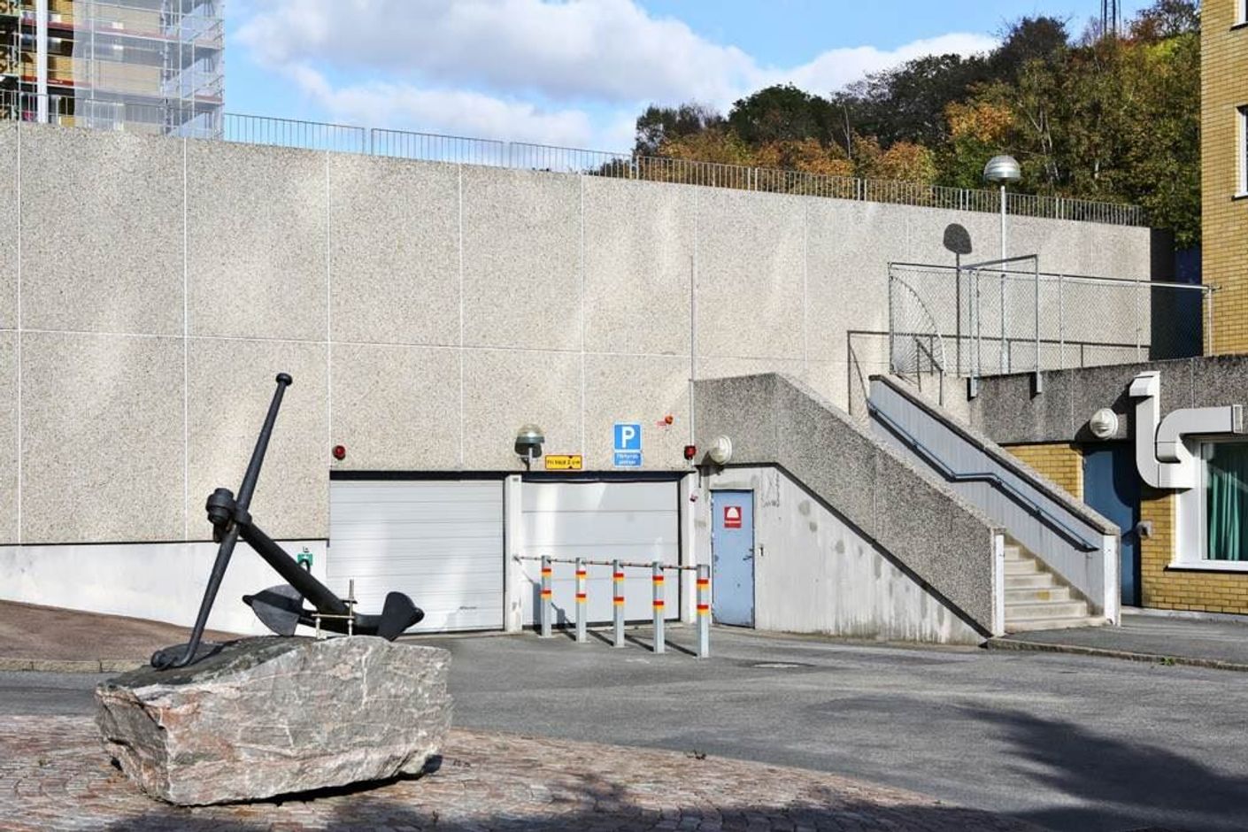 Garageplats ingår i avgiften och går att hyra ut i andra hand