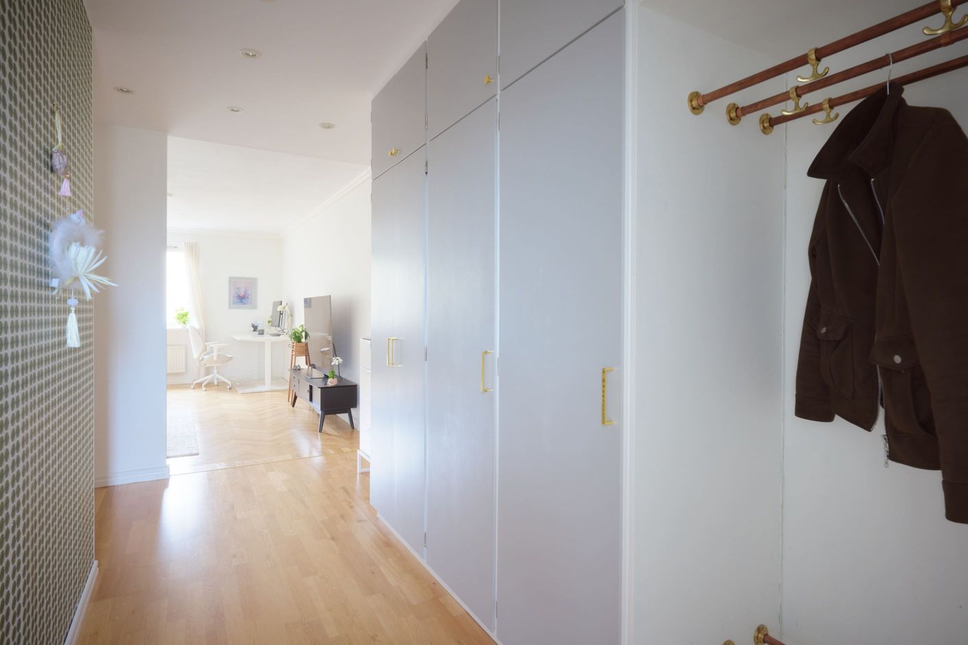 Rymlig hall med god förvaring