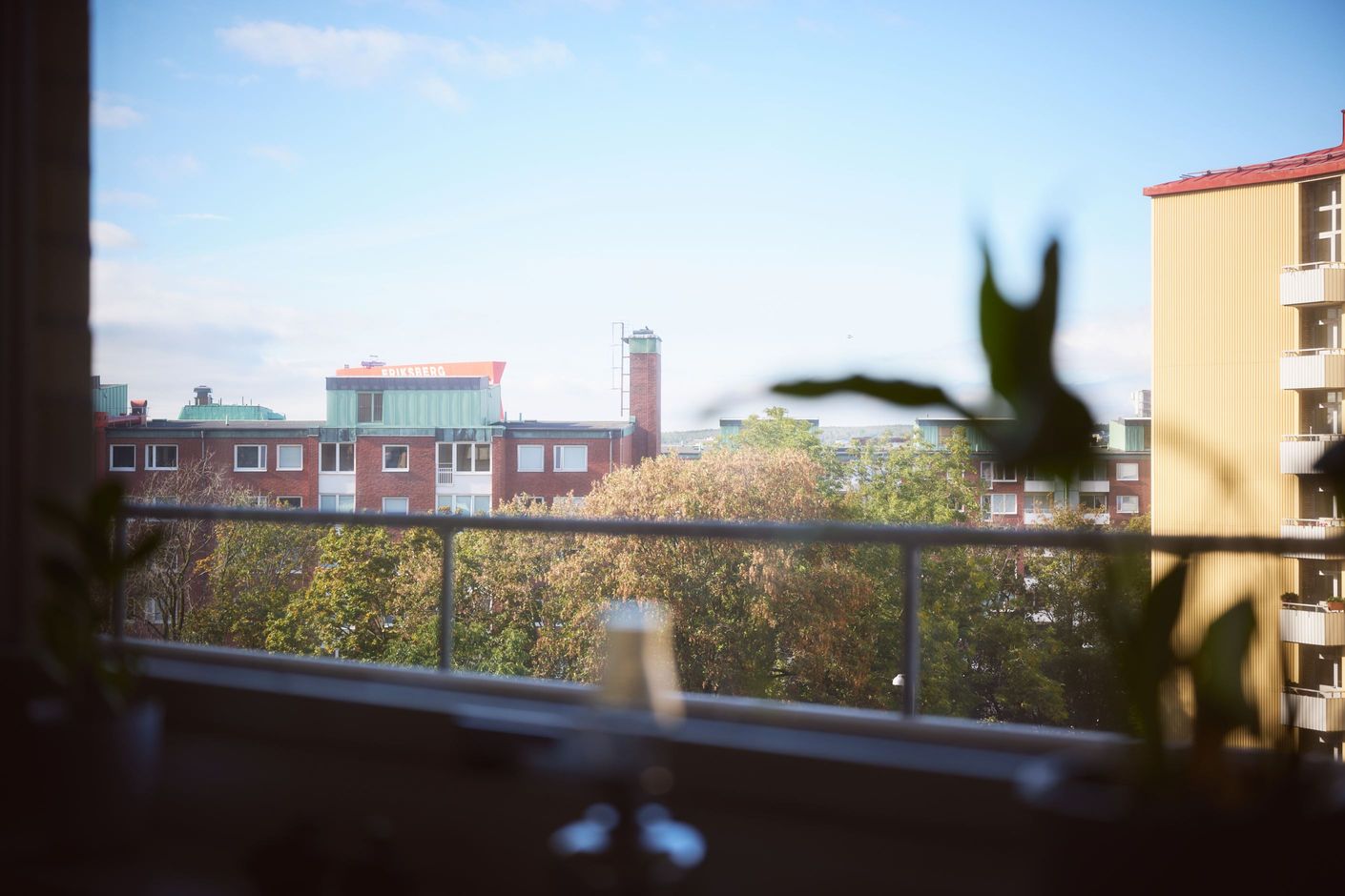 Trevlig utsikt från loftgången och köket