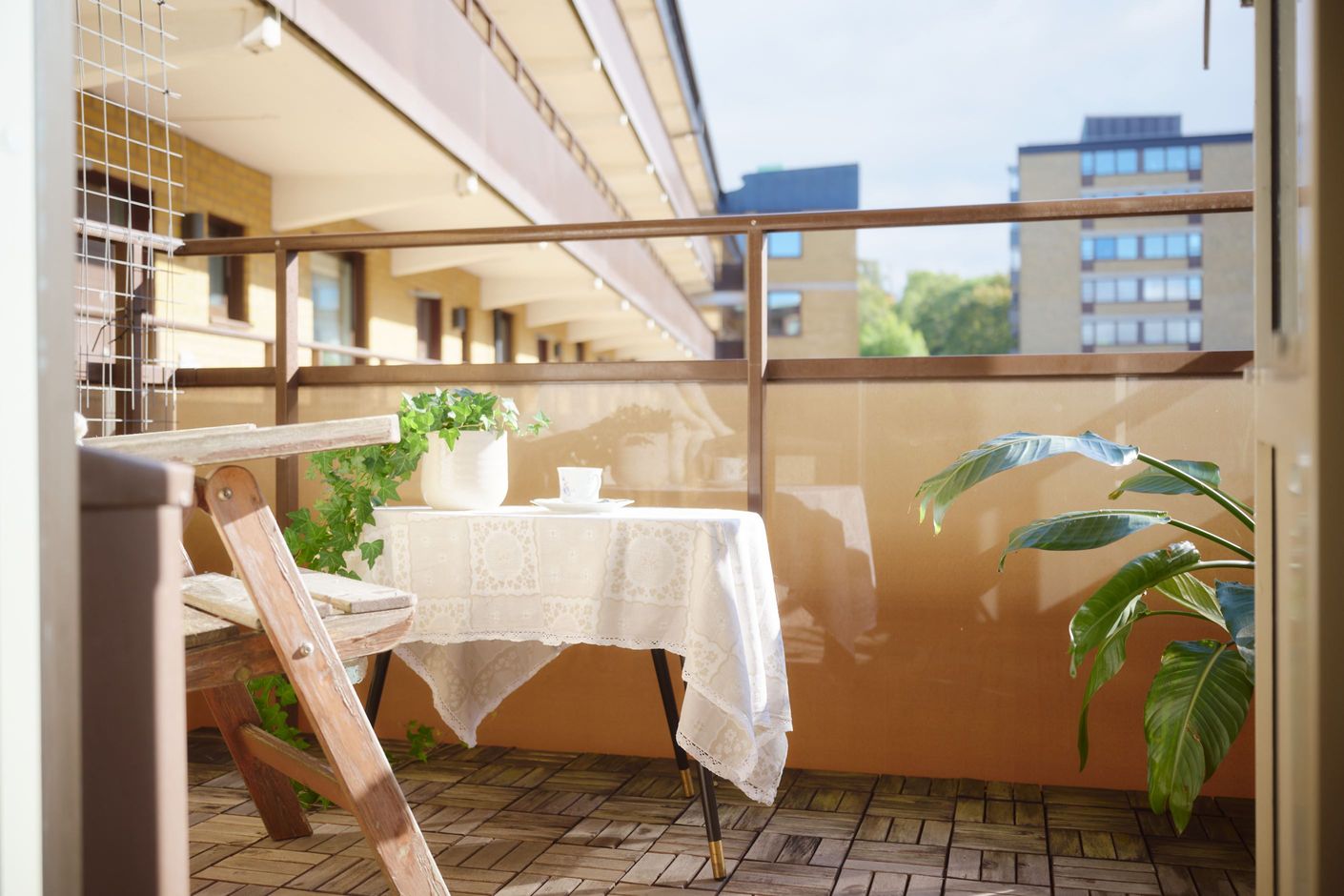 Rejäl balkong med plats för möblemang