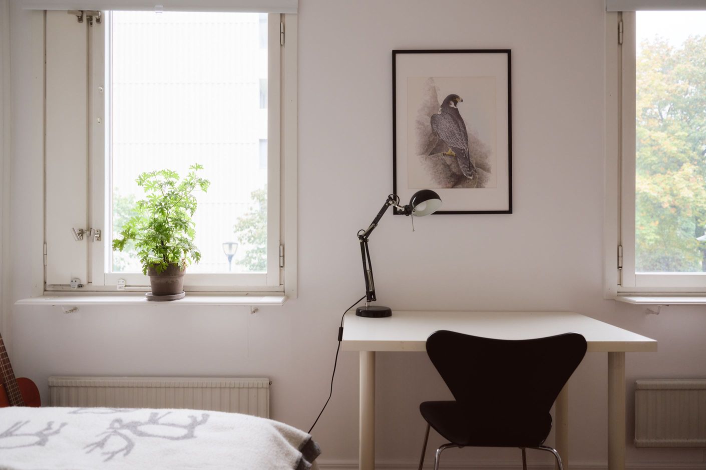 Bra plats för skrivbord vid fönstret