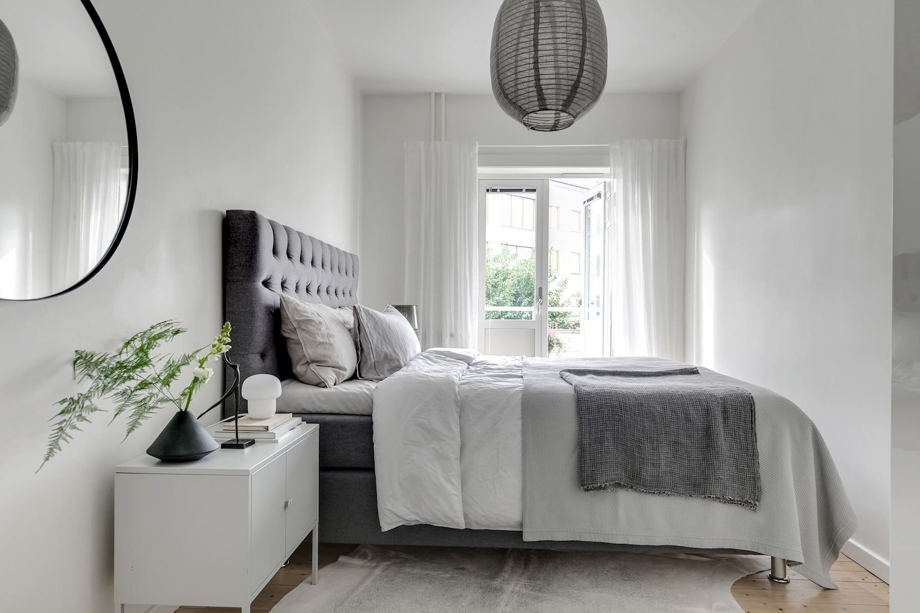 Rofyllt sovrum med plats för dubbelsängen