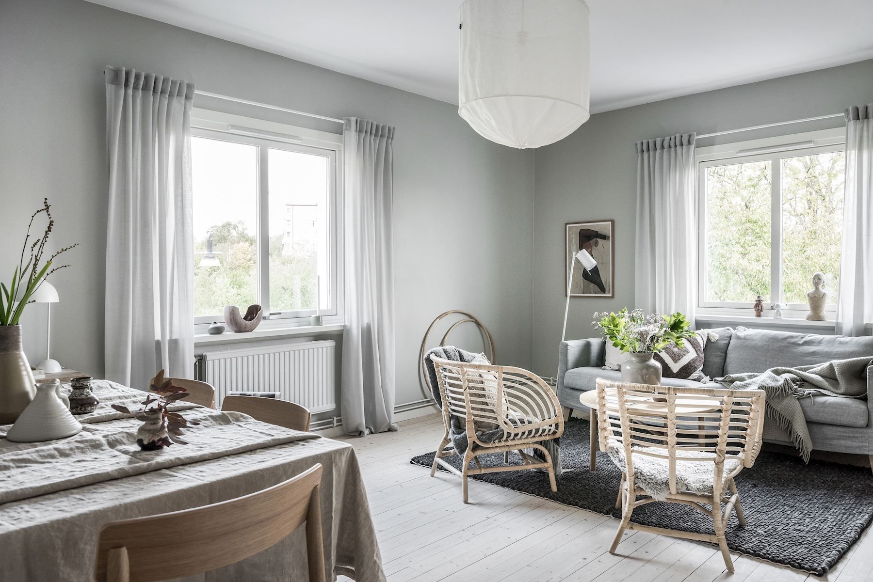 Stort vardagsrum med ljusinsläpp från två väderstreck
