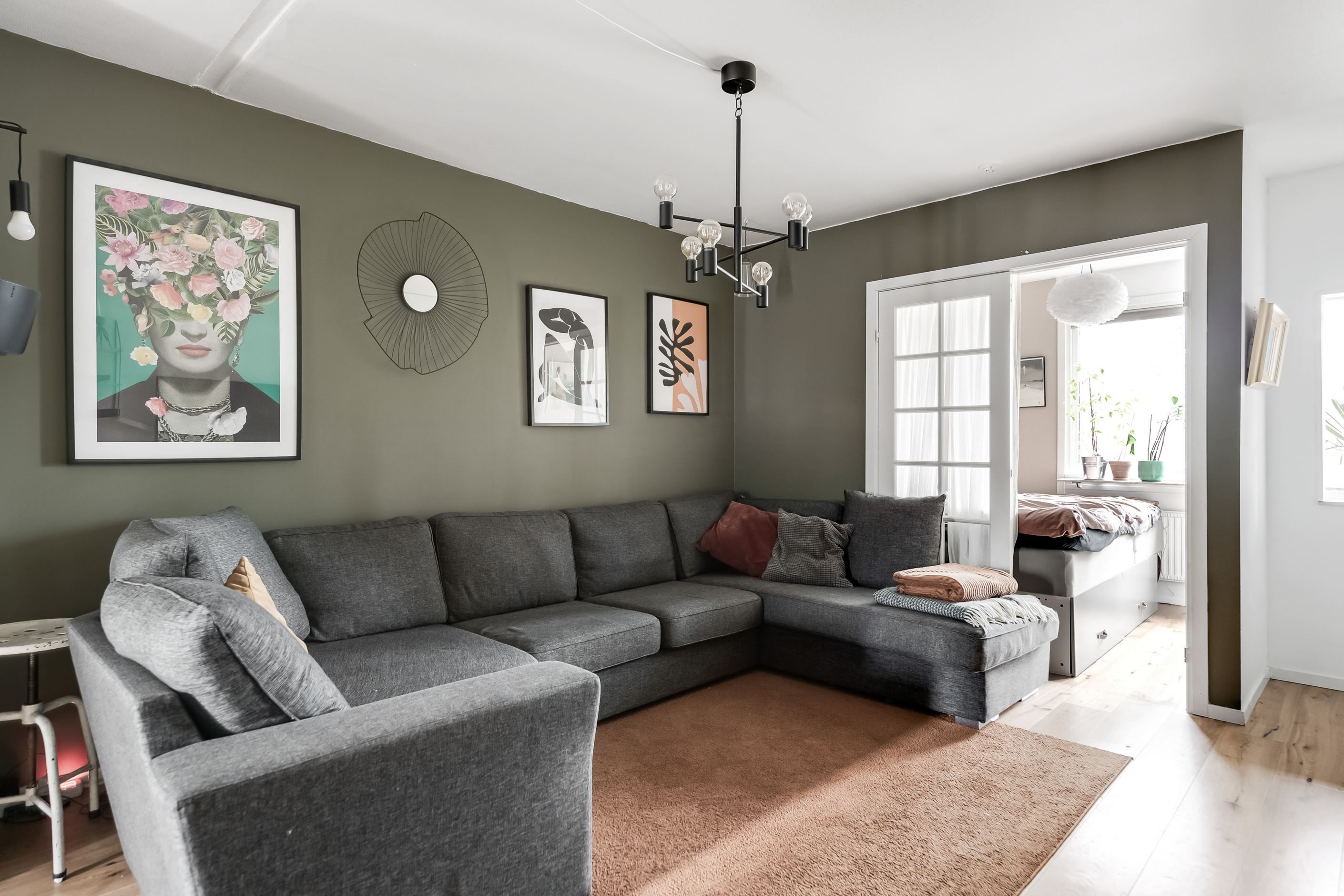 Vardagsrum med fint golv och plats för större soffa