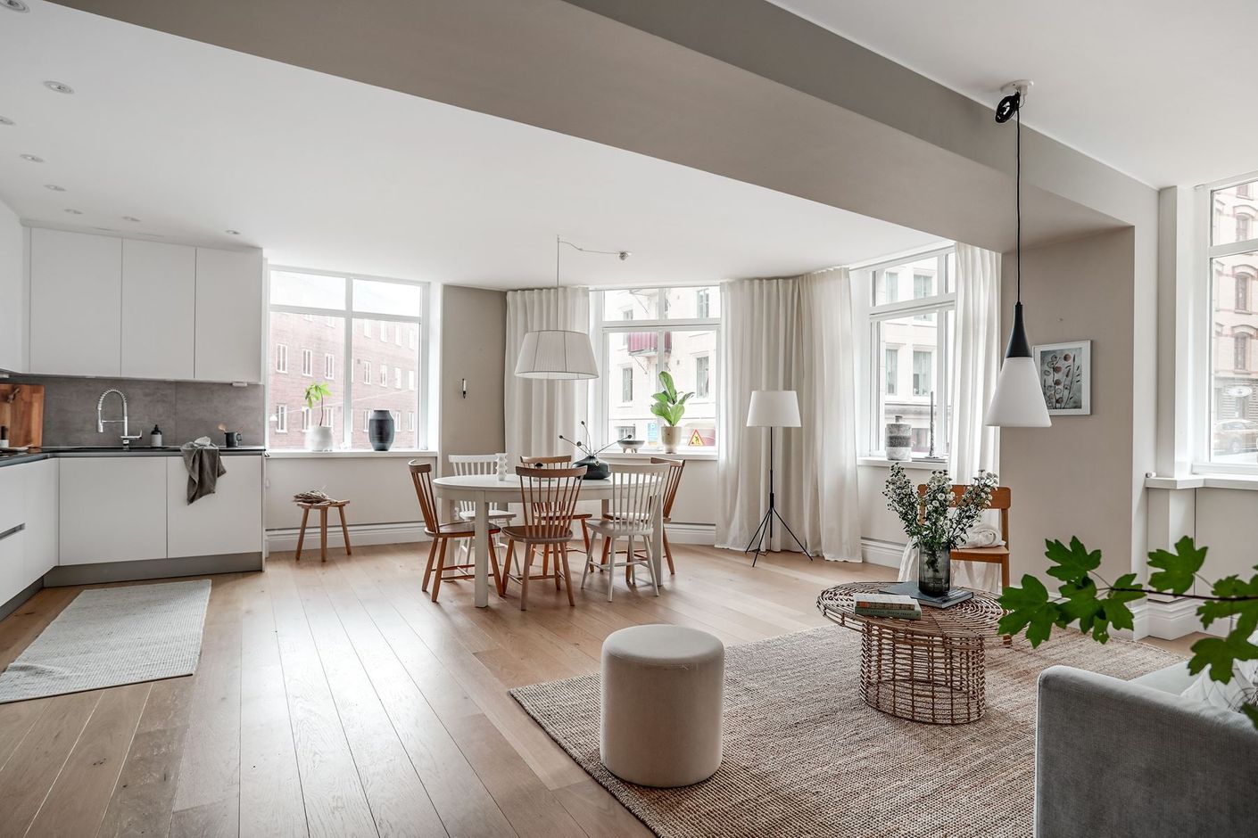 Stor öppen planlösning med ett härligt ljusinsläpp!
