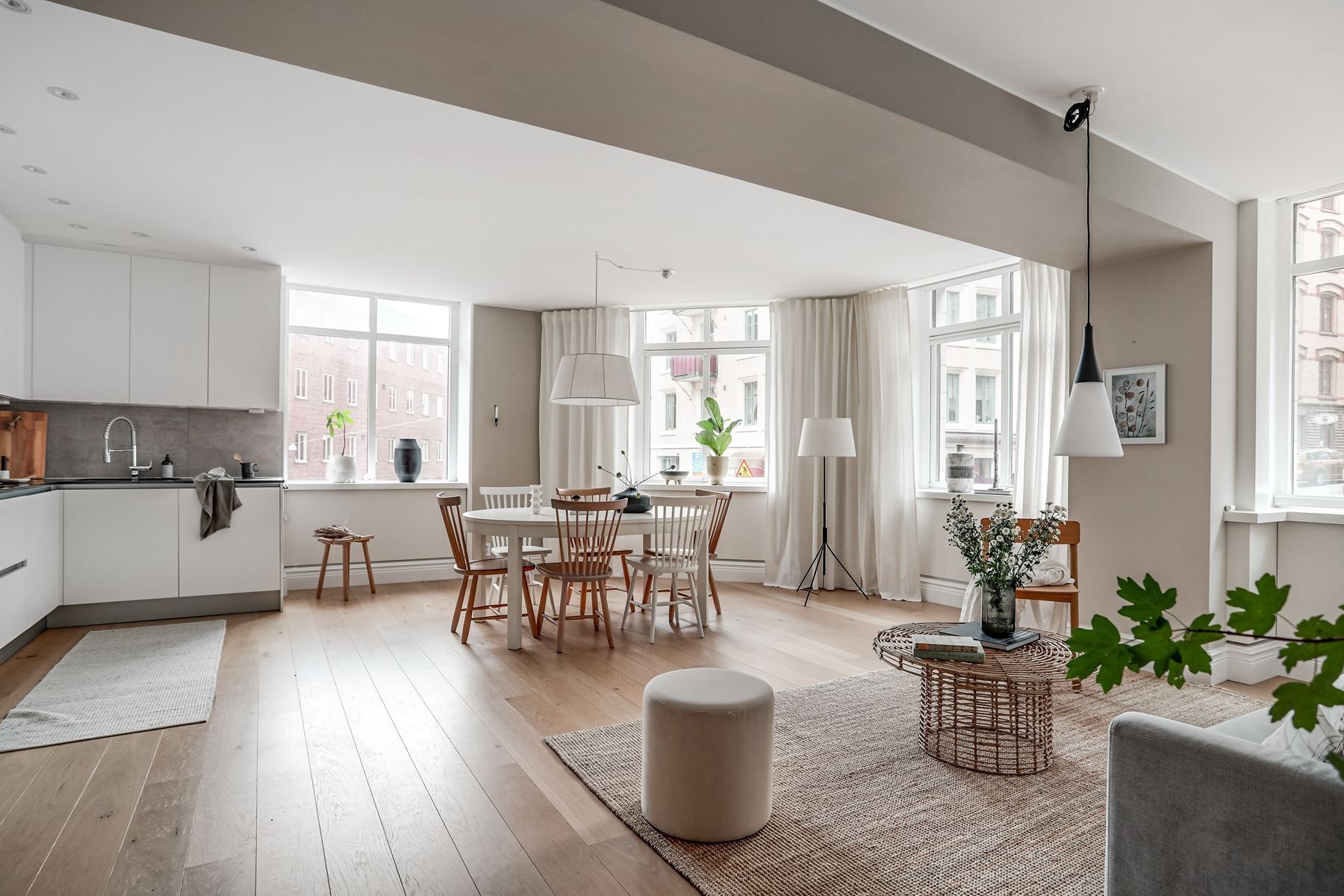 Stor öppen planlösning med ett härligt ljusinsläpp!