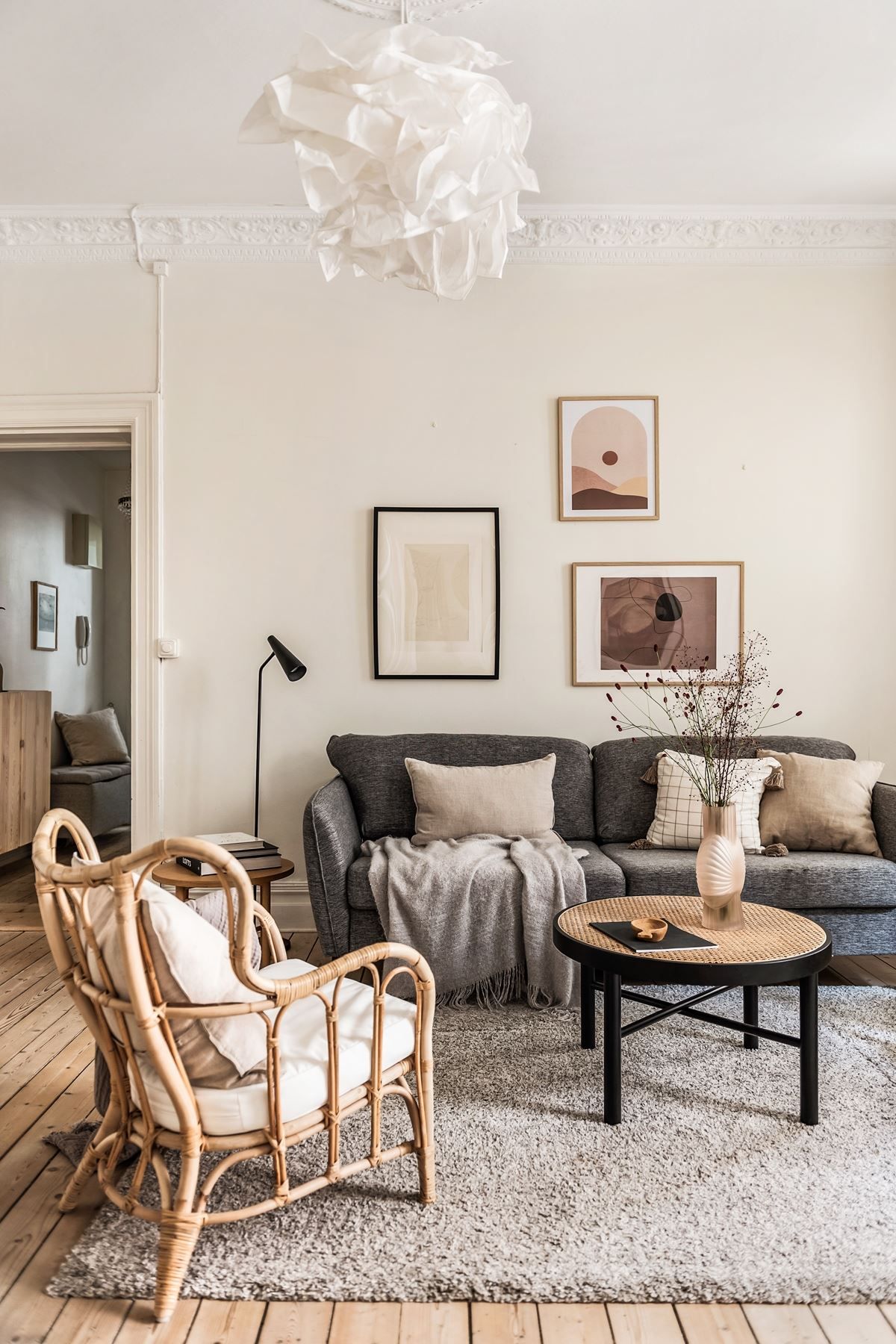 Högt i tak med stuckaturer och takrosett