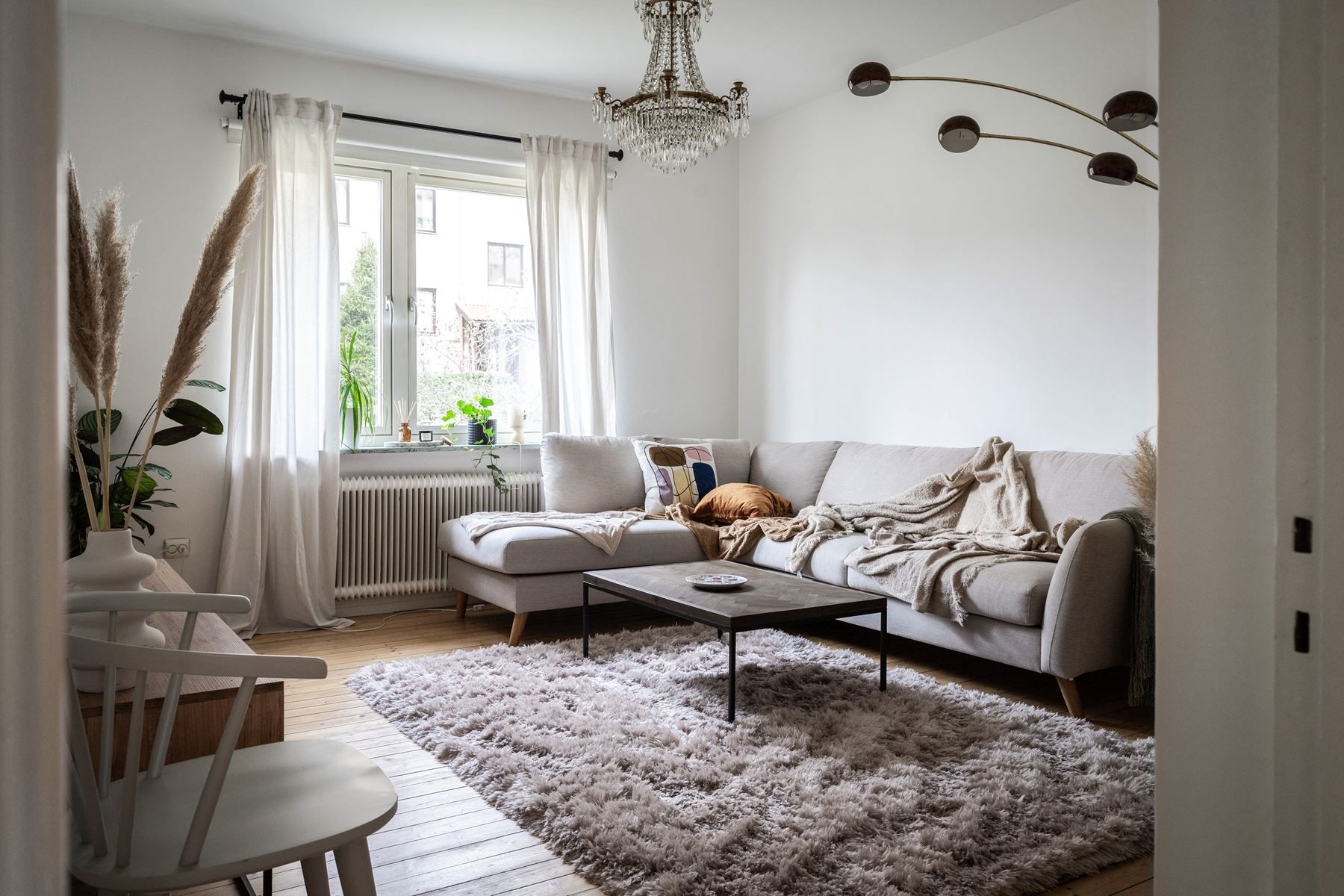 Stort vardagsrum med rejält fönsterparti