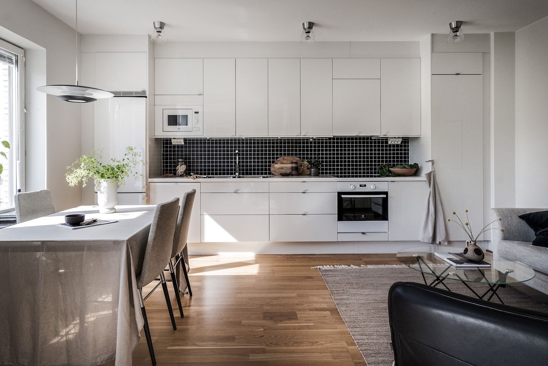 Stort kök med gott om förvaring för den glada kocken