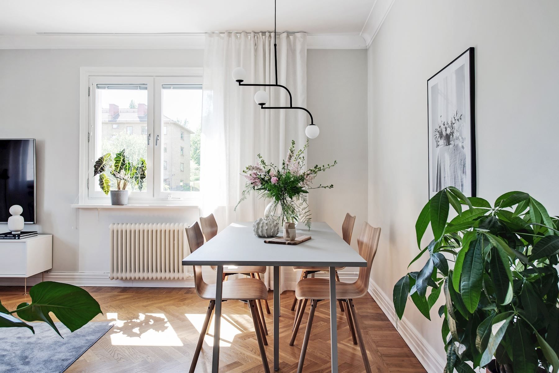 Med plats för en stor matplats i vardagsrummet