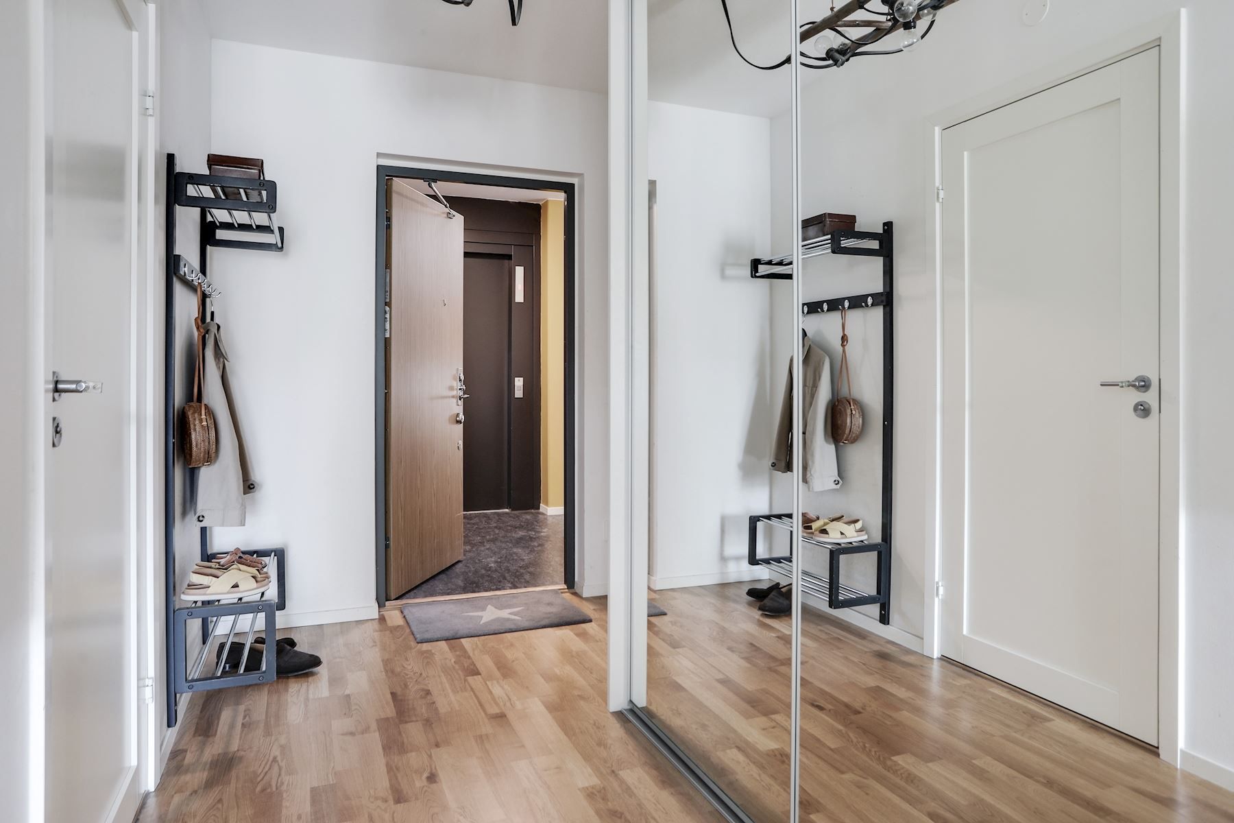 En stor hall med mycket förvaringsmöjligheter