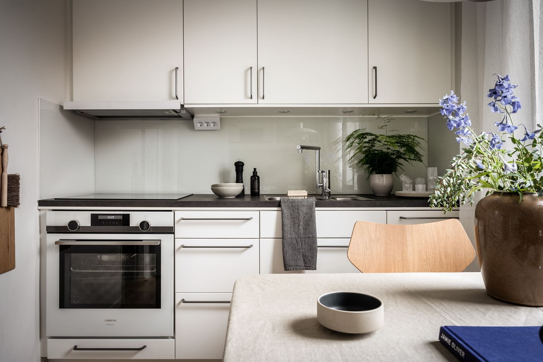 Väldisponerat kök med induktionshäll samt diskmaskin